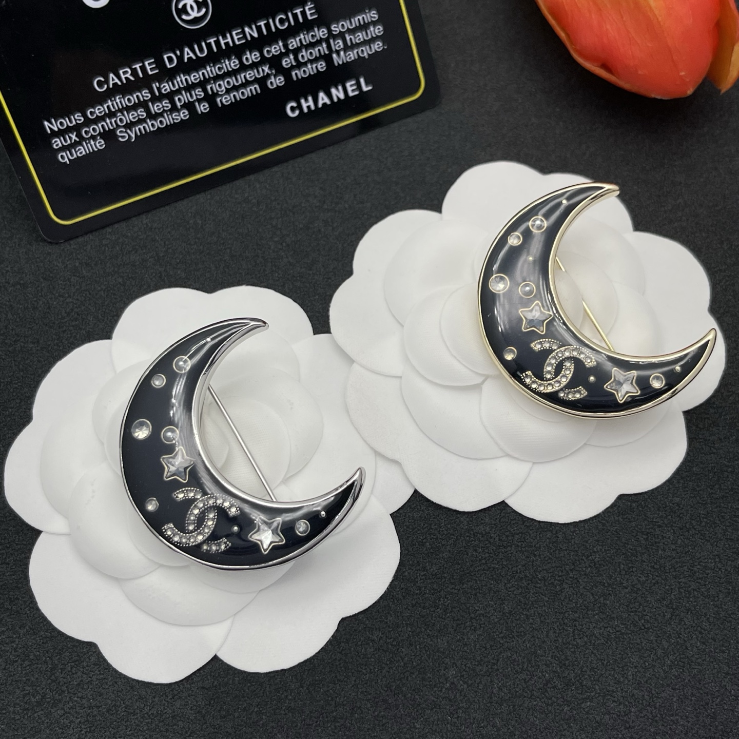 CHANEL 高仿 金色月亮星星胸針 深藍夜空系列 氣質穿搭精品配件| 7 CHANEL 高仿 金色月亮星星胸針 深藍夜空系列 氣質穿搭精品配件