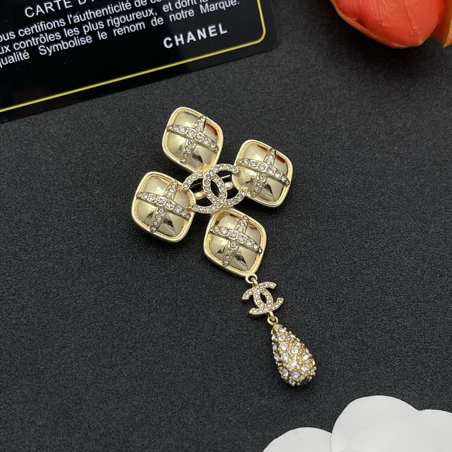 Chanel 方格水鑽胸針 A貨 金色垂墜設計 華麗精品穿搭配件| 13 Chanel 方格水鑽胸針 A貨 金色垂墜設計 華麗精品穿搭配件