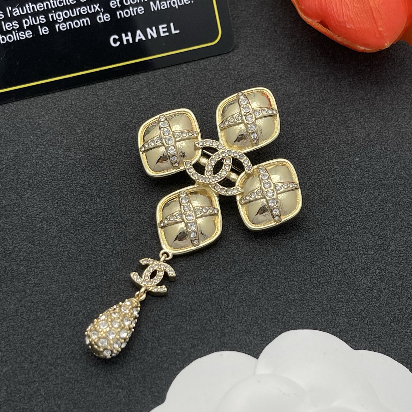Chanel 方格水鑽胸針 A貨 金色垂墜設計 華麗精品穿搭配件| 12 Chanel 方格水鑽胸針 A貨 金色垂墜設計 華麗精品穿搭配件