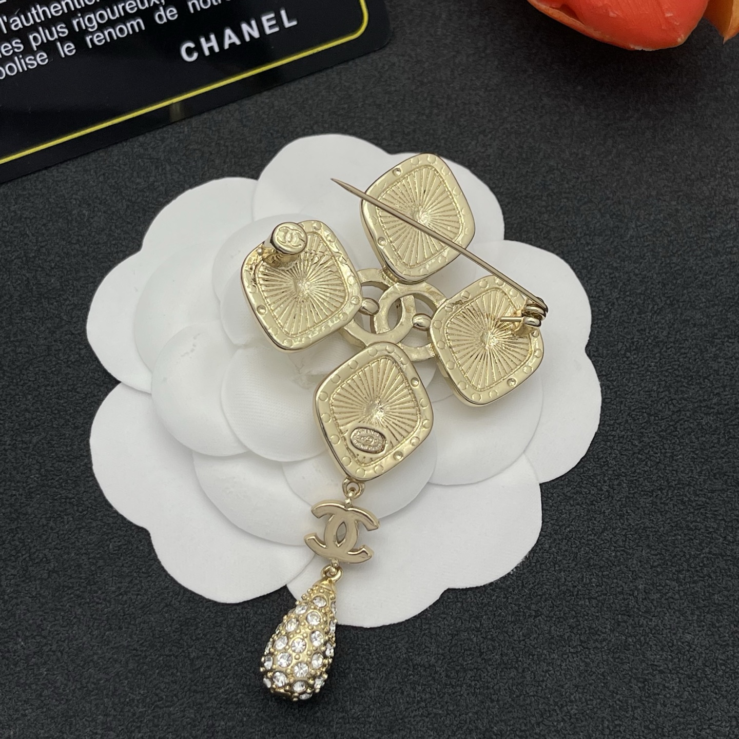 Chanel 方格水鑽胸針 A貨 金色垂墜設計 華麗精品穿搭配件| 9 Chanel 方格水鑽胸針 A貨 金色垂墜設計 華麗精品穿搭配件