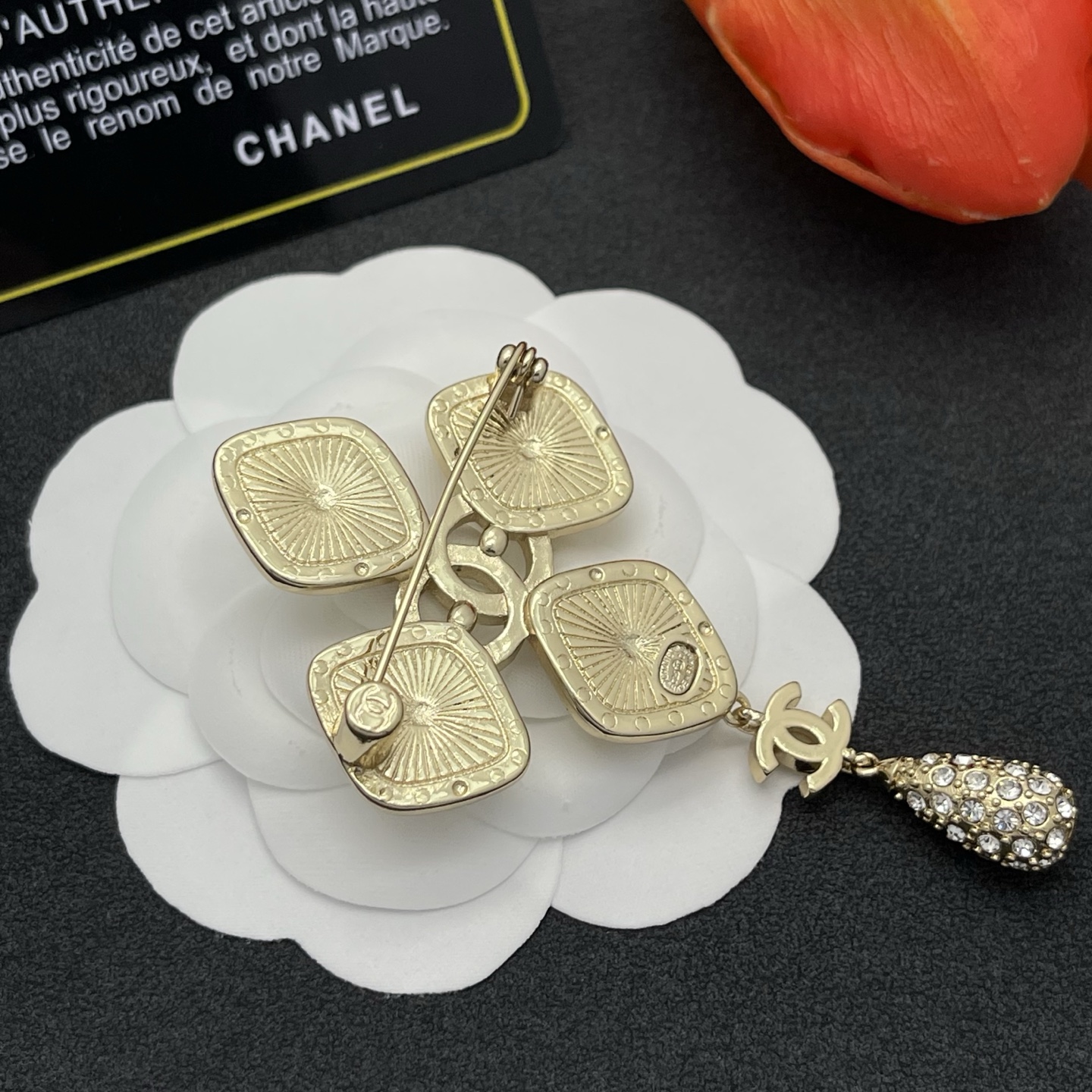 Chanel 方格水鑽胸針 A貨 金色垂墜設計 華麗精品穿搭配件| 8 Chanel 方格水鑽胸針 A貨 金色垂墜設計 華麗精品穿搭配件