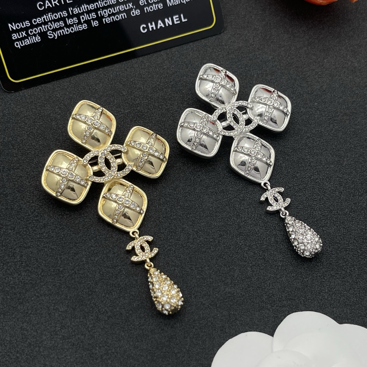 Chanel 方格水鑽胸針 A貨 金色垂墜設計 華麗精品穿搭配件| 7 Chanel 方格水鑽胸針 A貨 金色垂墜設計 華麗精品穿搭配件