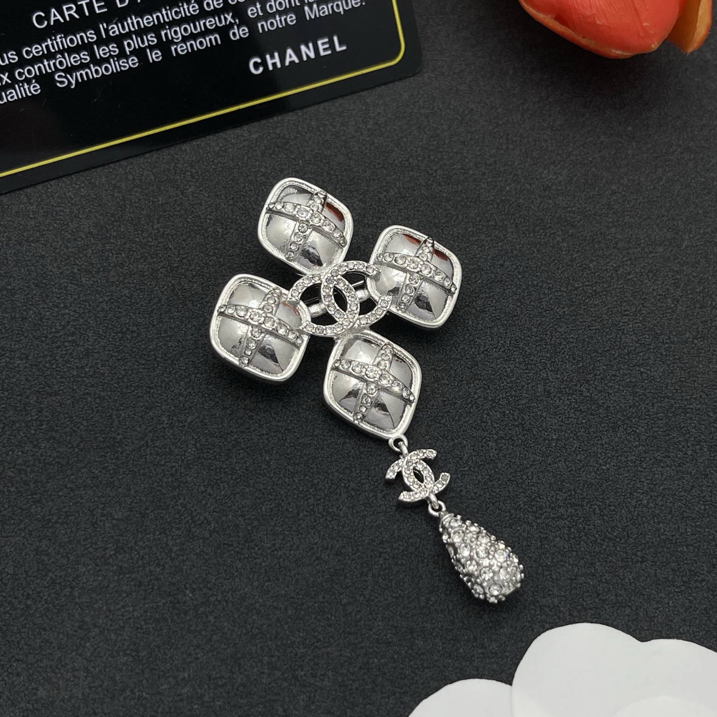 Chanel 方格水鑽胸針 高仿 銀色垂墜氣質款 精品百搭配件| 13 Chanel 方格水鑽胸針 高仿 銀色垂墜氣質款 精品百搭配件