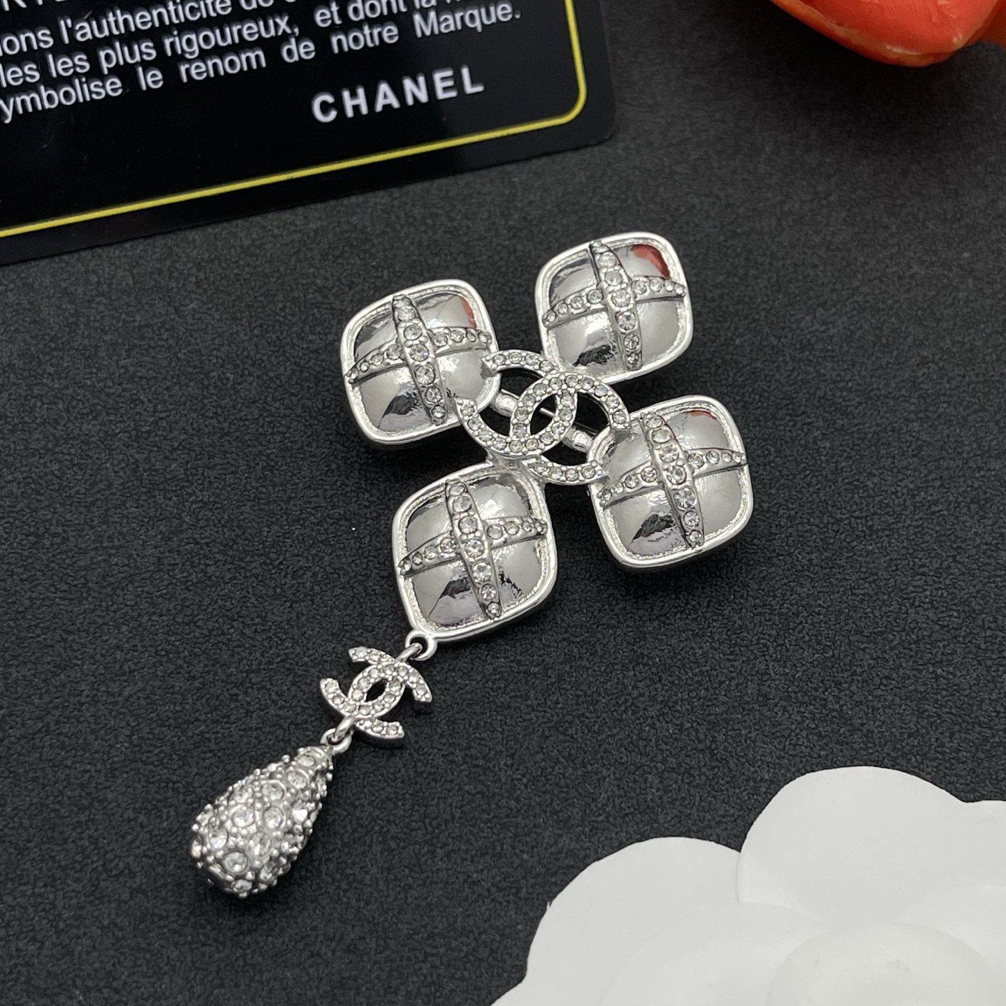 Chanel 方格水鑽胸針 高仿 銀色垂墜氣質款 精品百搭配件| 12 Chanel 方格水鑽胸針 高仿 銀色垂墜氣質款 精品百搭配件