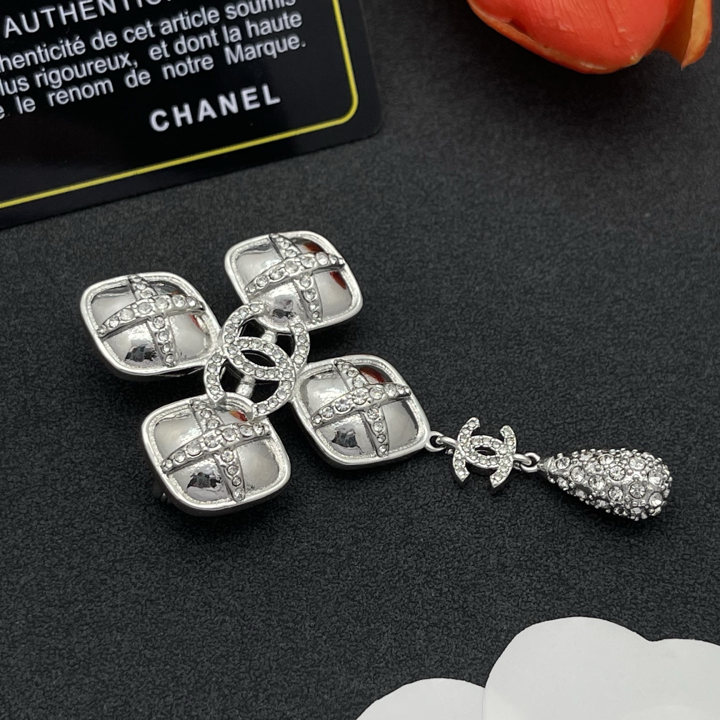 Chanel 方格水鑽胸針 高仿 銀色垂墜氣質款 精品百搭配件| 11 Chanel 方格水鑽胸針 高仿 銀色垂墜氣質款 精品百搭配件