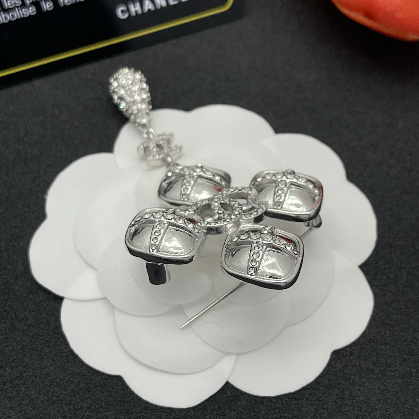 Chanel 方格水鑽胸針 高仿 銀色垂墜氣質款 精品百搭配件| 10 Chanel 方格水鑽胸針 高仿 銀色垂墜氣質款 精品百搭配件