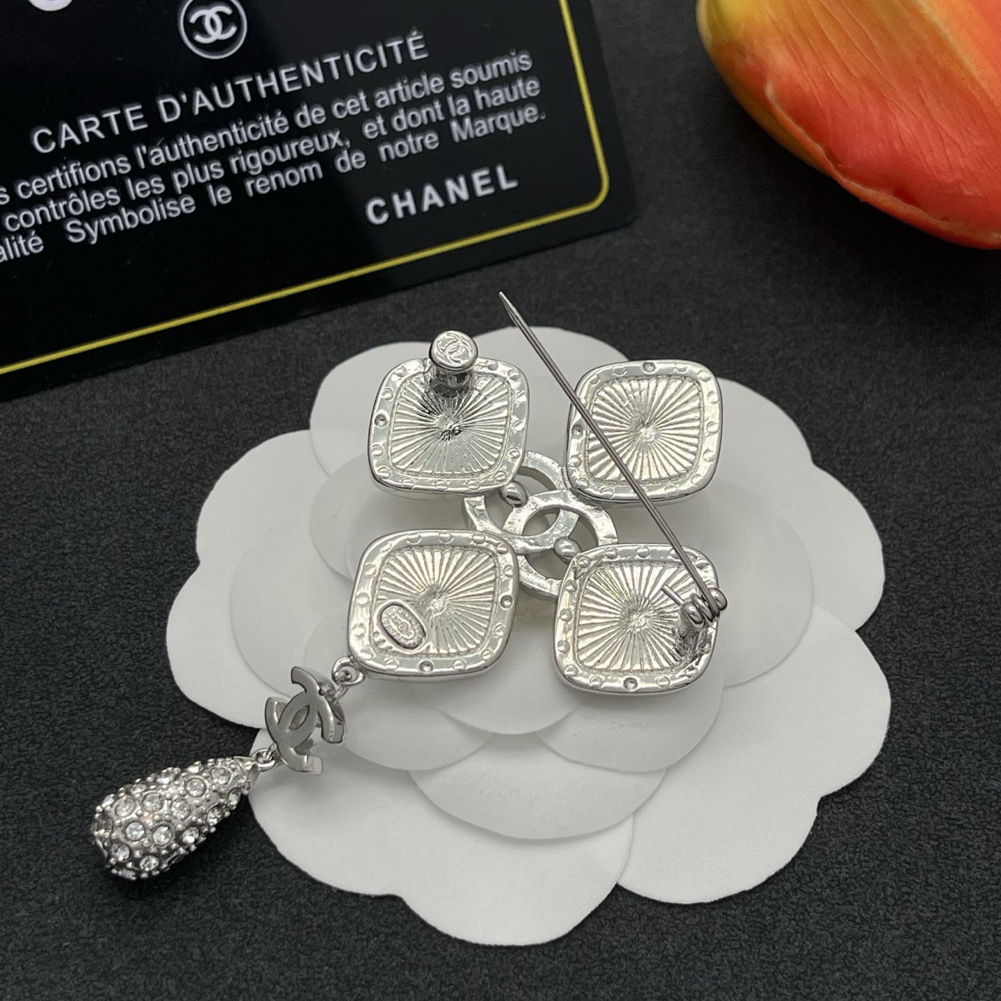 Chanel 方格水鑽胸針 高仿 銀色垂墜氣質款 精品百搭配件| 9 Chanel 方格水鑽胸針 高仿 銀色垂墜氣質款 精品百搭配件