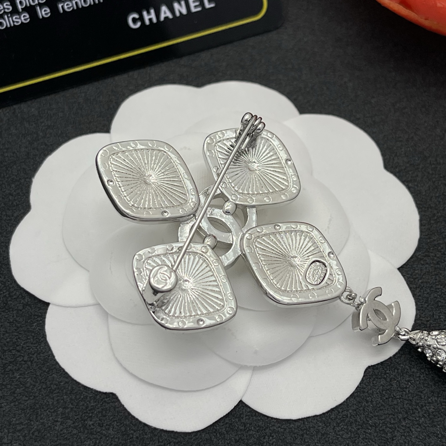 Chanel 方格水鑽胸針 高仿 銀色垂墜氣質款 精品百搭配件| 8 Chanel 方格水鑽胸針 高仿 銀色垂墜氣質款 精品百搭配件