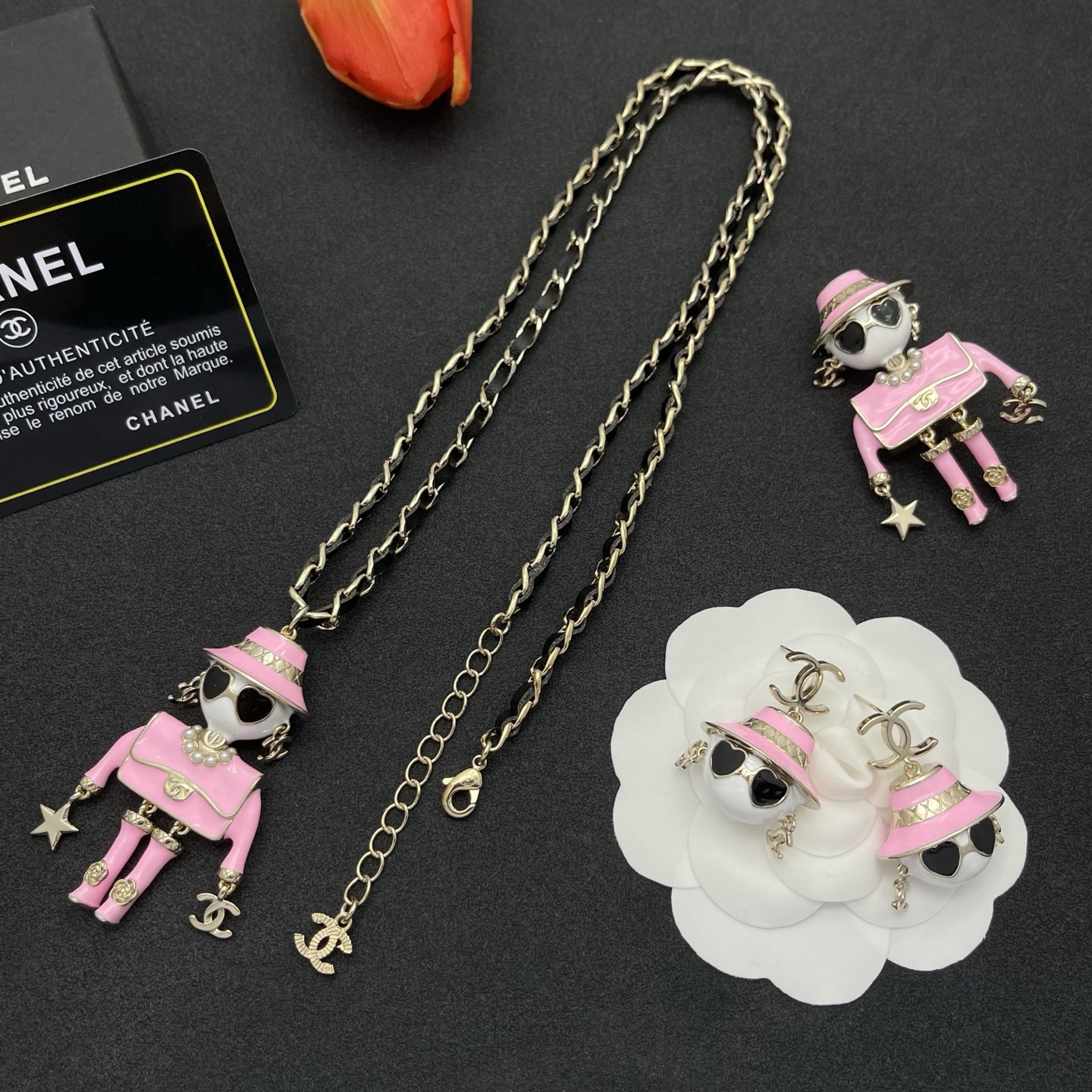Chanel 娃娃造型耳環 一比一 粉色墨鏡帽子款 可愛精品風耳飾| 7 Chanel 娃娃造型耳環 一比一 粉色墨鏡帽子款 可愛精品風耳飾