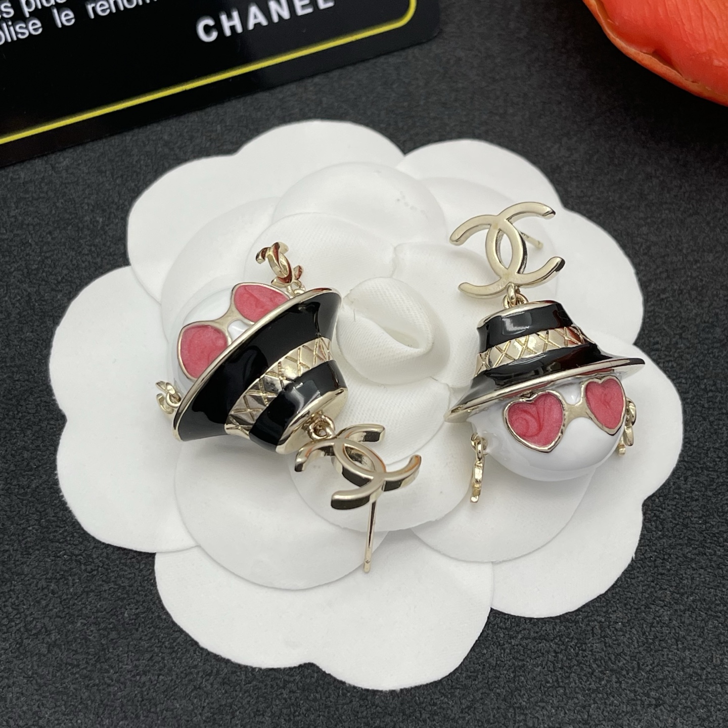 Chanel 娃娃造型耳環 原單 黑色紅心墨鏡款 個性精品風耳飾| 11 Chanel 娃娃造型耳環 原單 黑色紅心墨鏡款 個性精品風耳飾
