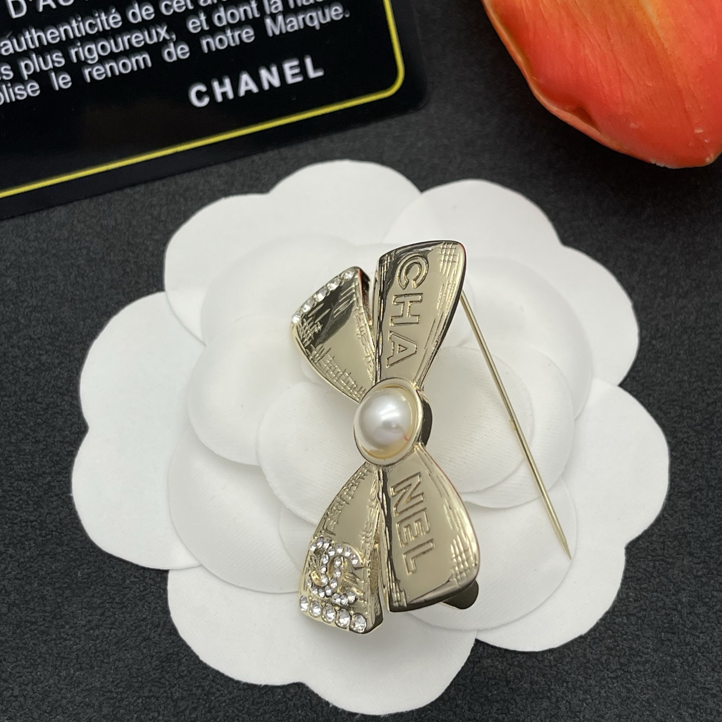 Chanel 蝴蝶結珍珠胸針 A貨 金色亮鑽氣質款 精品穿搭配件| 10 Chanel 蝴蝶結珍珠胸針 A貨 金色亮鑽氣質款 精品穿搭配件