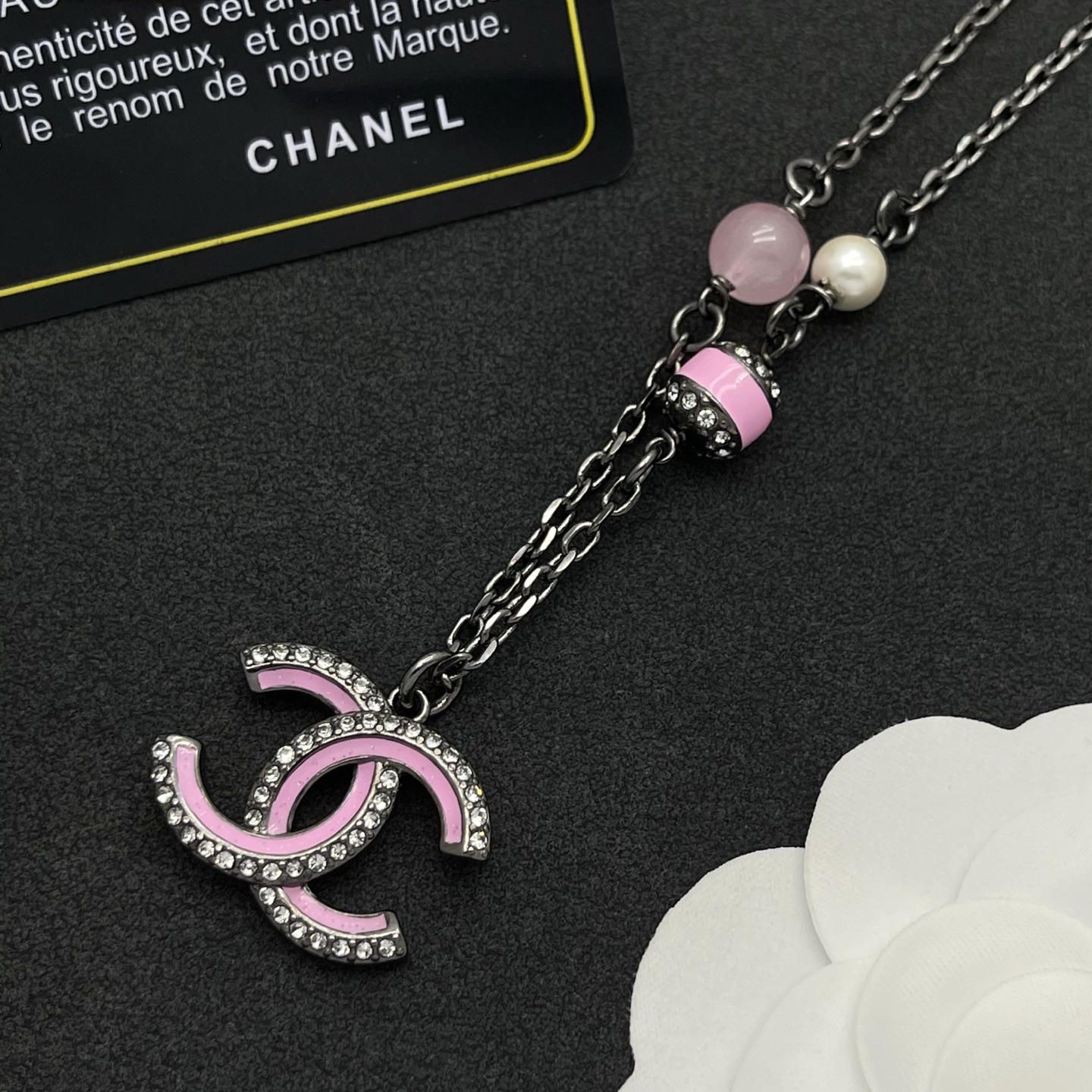 Chanel 粉色 CC 不對稱項鍊 高仿 女款 甜美粉晶元素 百搭精品風| 10 Chanel 粉色 CC 不對稱項鍊 高仿 女款 甜美粉晶元素 百搭精品風