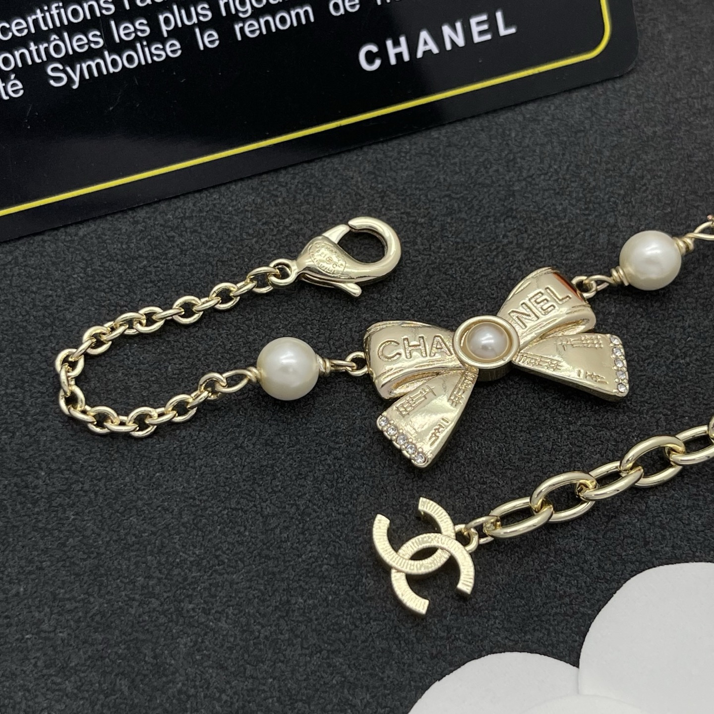 Chanel 蝴蝶結珍珠手鍊 高仿 女款 水鑽點綴高雅風 時尚百搭配件| 11 Chanel 蝴蝶結珍珠手鍊 高仿 女款 水鑽點綴高雅風 時尚百搭配件
