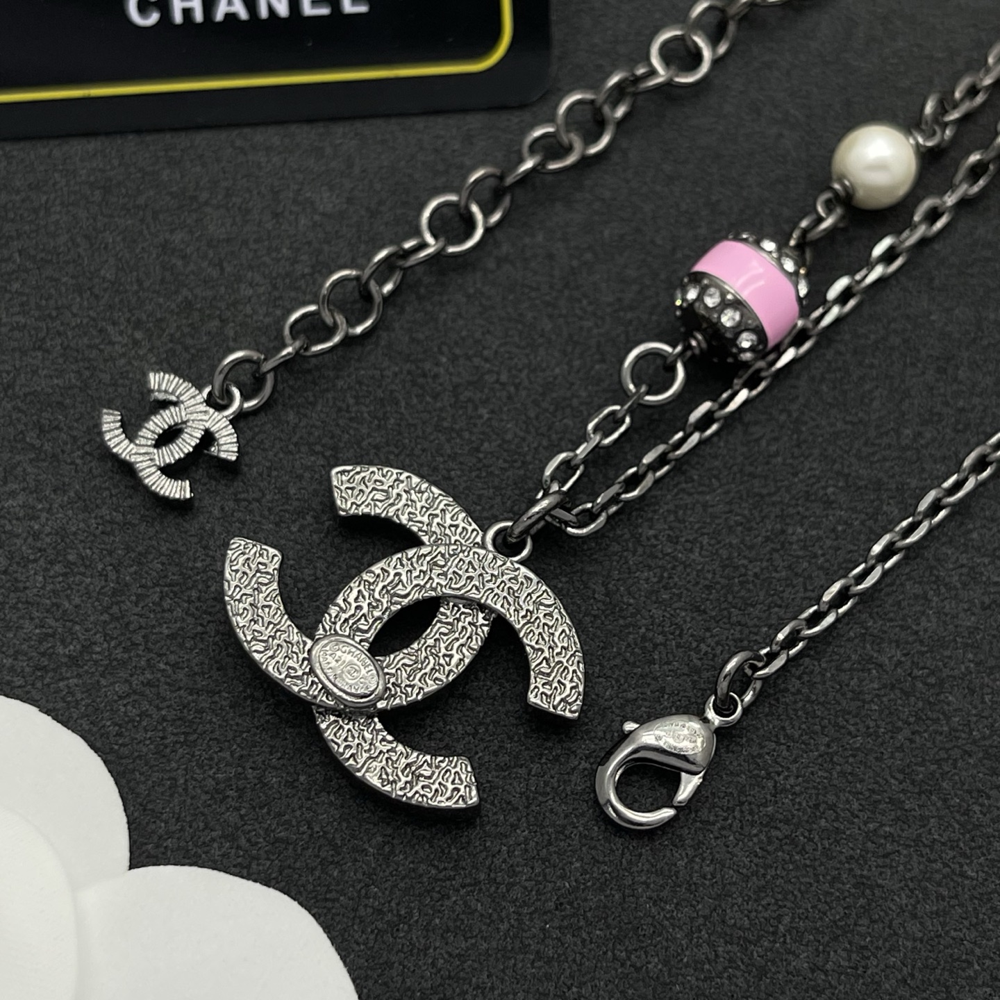 Chanel 粉色 CC 不對稱項鍊 高仿 女款 甜美粉晶元素 百搭精品風| 9 Chanel 粉色 CC 不對稱項鍊 高仿 女款 甜美粉晶元素 百搭精品風