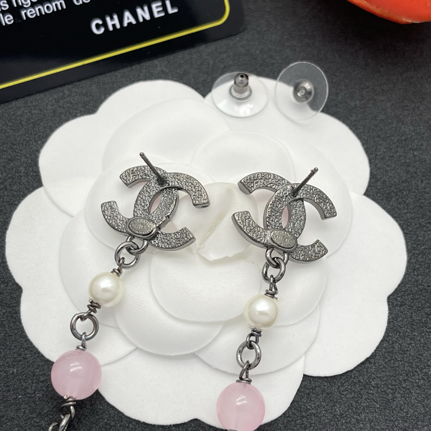 Chanel 粉色 CC 垂墜耳環 一比一 女款 粉晶珍珠設計 氣質甜美風| 8 Chanel 粉色 CC 垂墜耳環 一比一 女款 粉晶珍珠設計 氣質甜美風