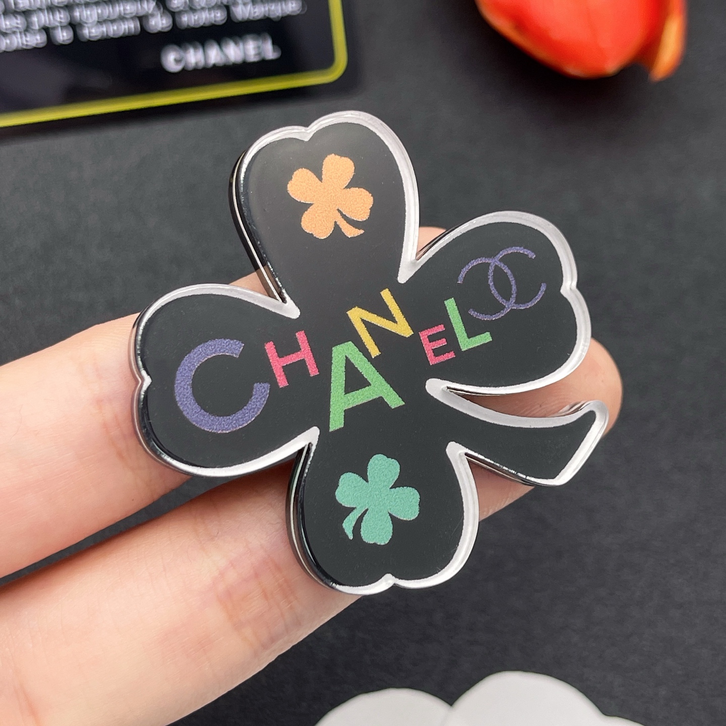 Chanel 四葉草胸針 高仿 女款 黑底彩字設計 時髦俏皮風