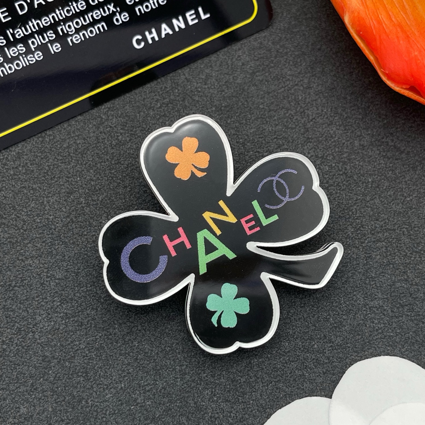 Chanel 四葉草胸針 高仿 女款 黑底彩字設計 時髦俏皮風| 13 Chanel 四葉草胸針 高仿 女款 黑底彩字設計 時髦俏皮風