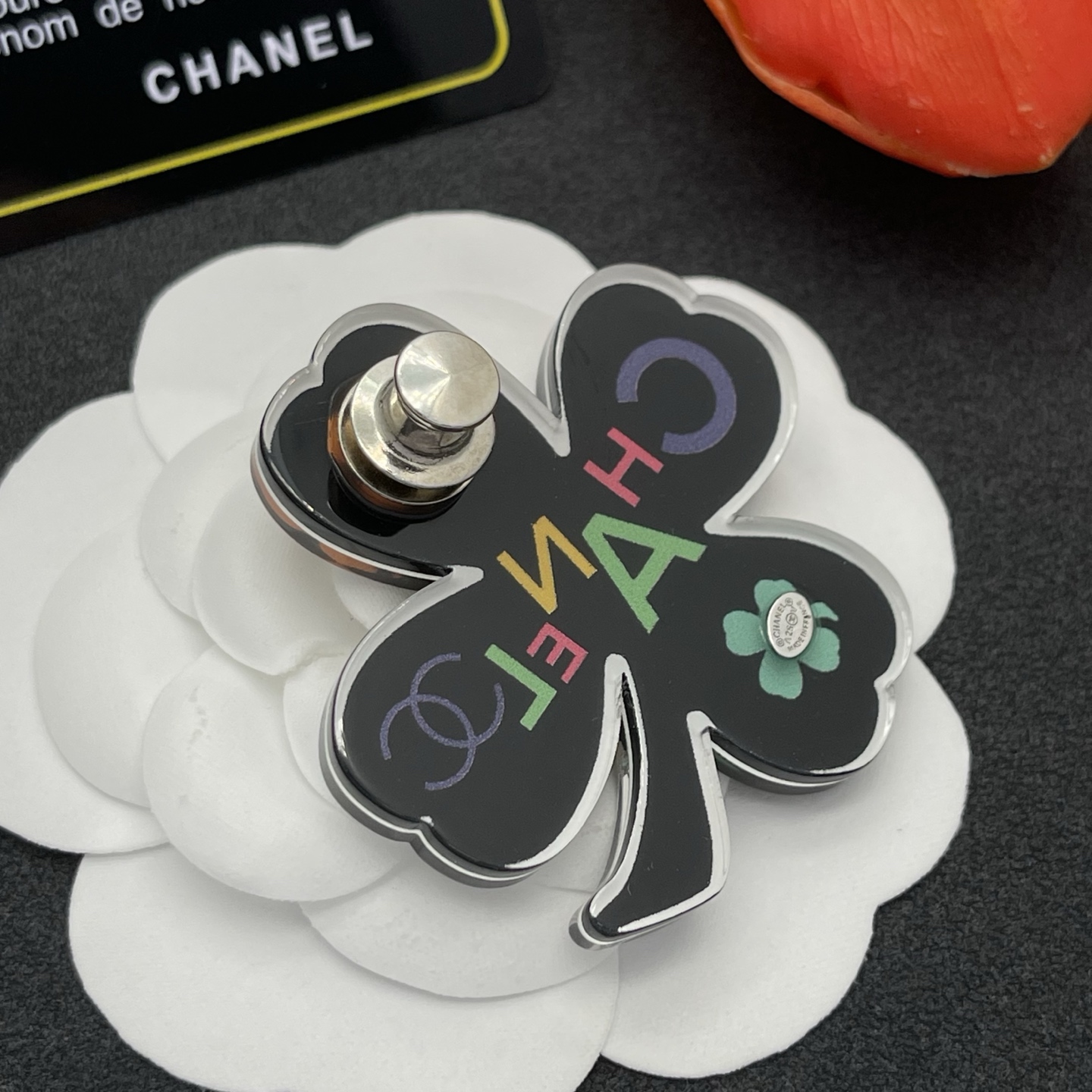 Chanel 四葉草胸針 高仿 女款 黑底彩字設計 時髦俏皮風| 9 Chanel 四葉草胸針 高仿 女款 黑底彩字設計 時髦俏皮風