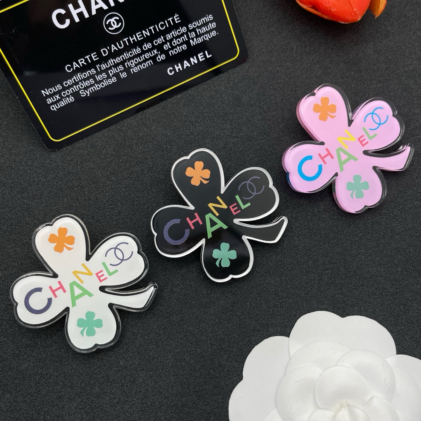 Chanel 四葉草胸針 高仿 女款 黑底彩字設計 時髦俏皮風| 7 Chanel 四葉草胸針 高仿 女款 黑底彩字設計 時髦俏皮風