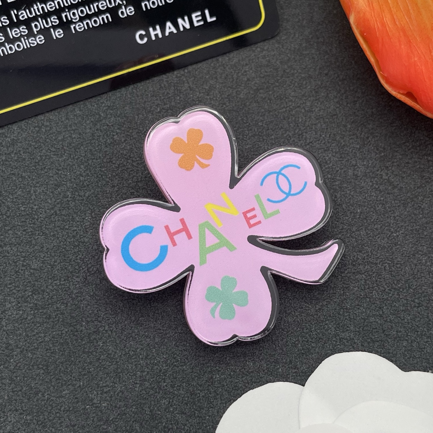 Chanel 四葉草胸針 原單 女款 粉底彩字設計 溫柔氣質風| 13 Chanel 四葉草胸針 原單 女款 粉底彩字設計 溫柔氣質風