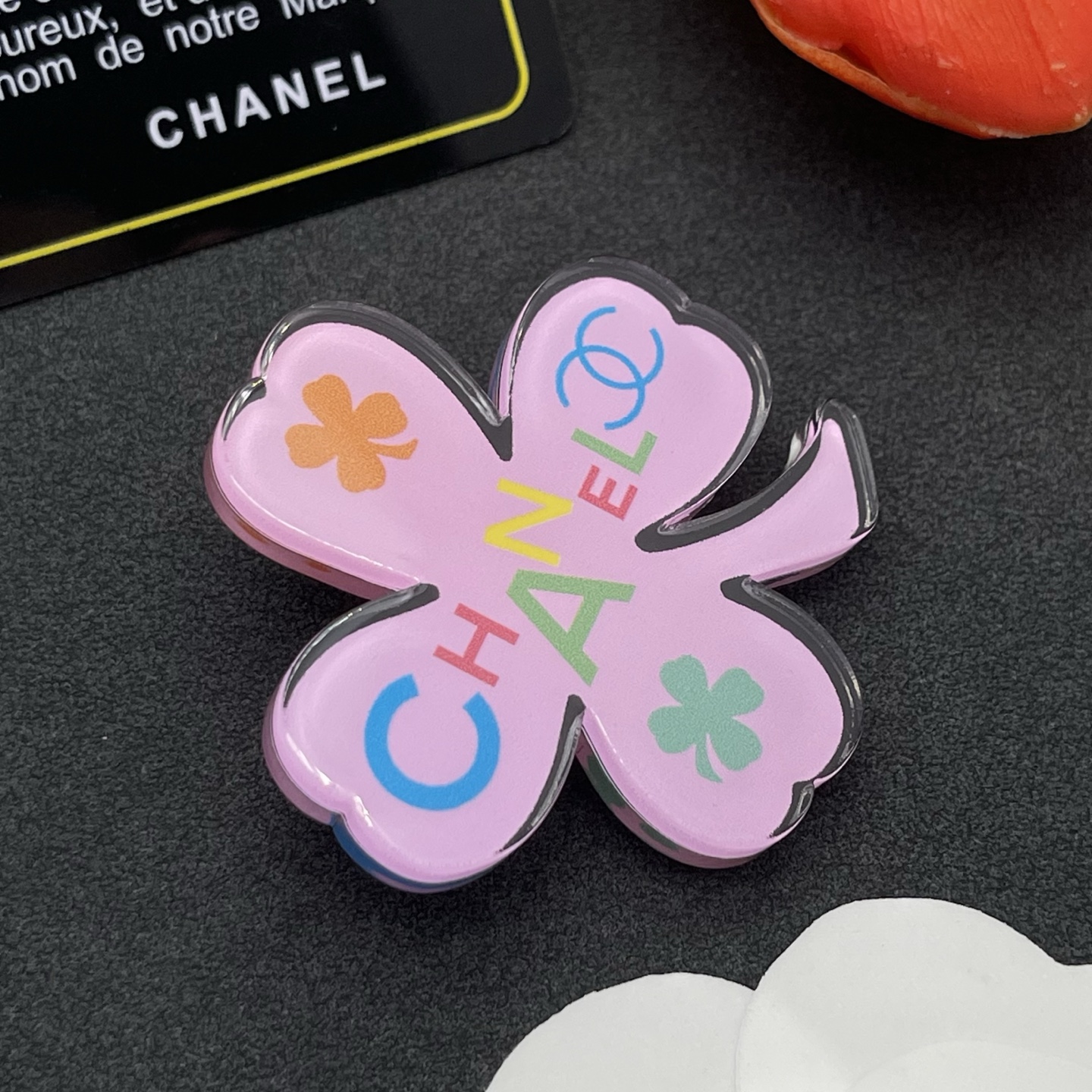 Chanel 四葉草胸針 原單 女款 粉底彩字設計 溫柔氣質風| 11 Chanel 四葉草胸針 原單 女款 粉底彩字設計 溫柔氣質風