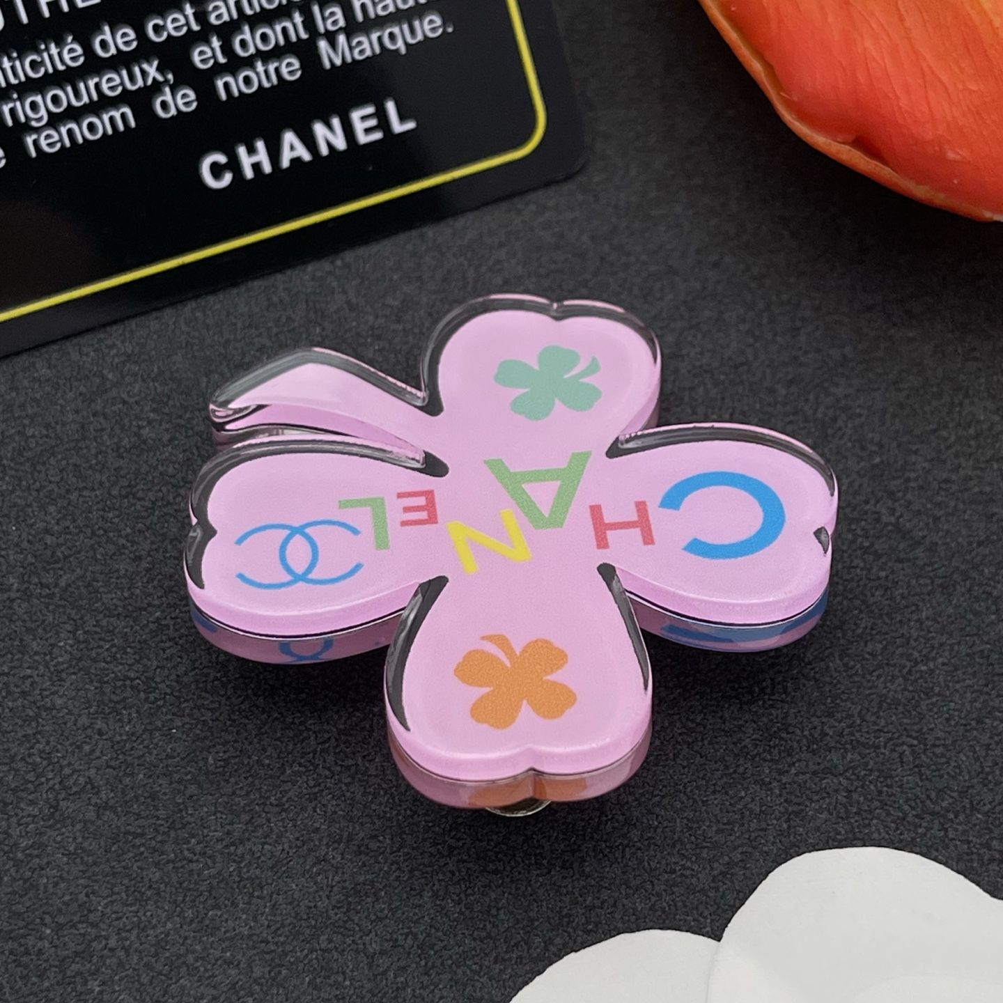 Chanel 四葉草胸針 原單 女款 粉底彩字設計 溫柔氣質風| 10 Chanel 四葉草胸針 原單 女款 粉底彩字設計 溫柔氣質風