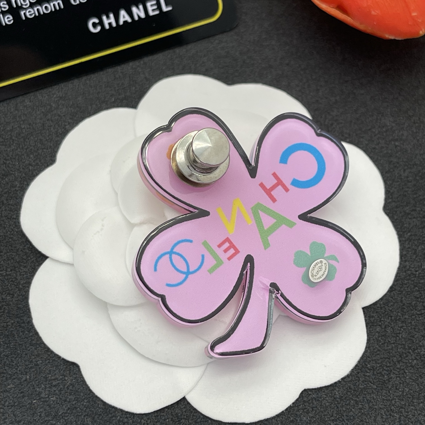 Chanel 四葉草胸針 原單 女款 粉底彩字設計 溫柔氣質風| 9 Chanel 四葉草胸針 原單 女款 粉底彩字設計 溫柔氣質風