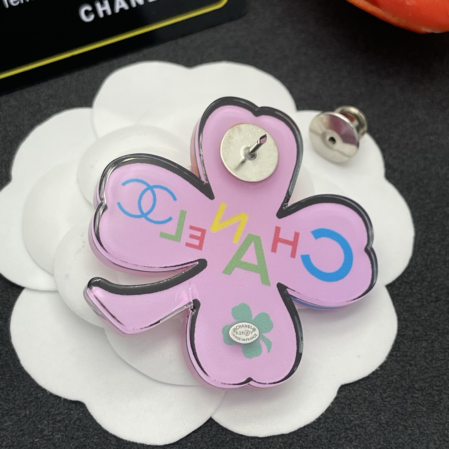 Chanel 四葉草胸針 原單 女款 粉底彩字設計 溫柔氣質風| 8 Chanel 四葉草胸針 原單 女款 粉底彩字設計 溫柔氣質風