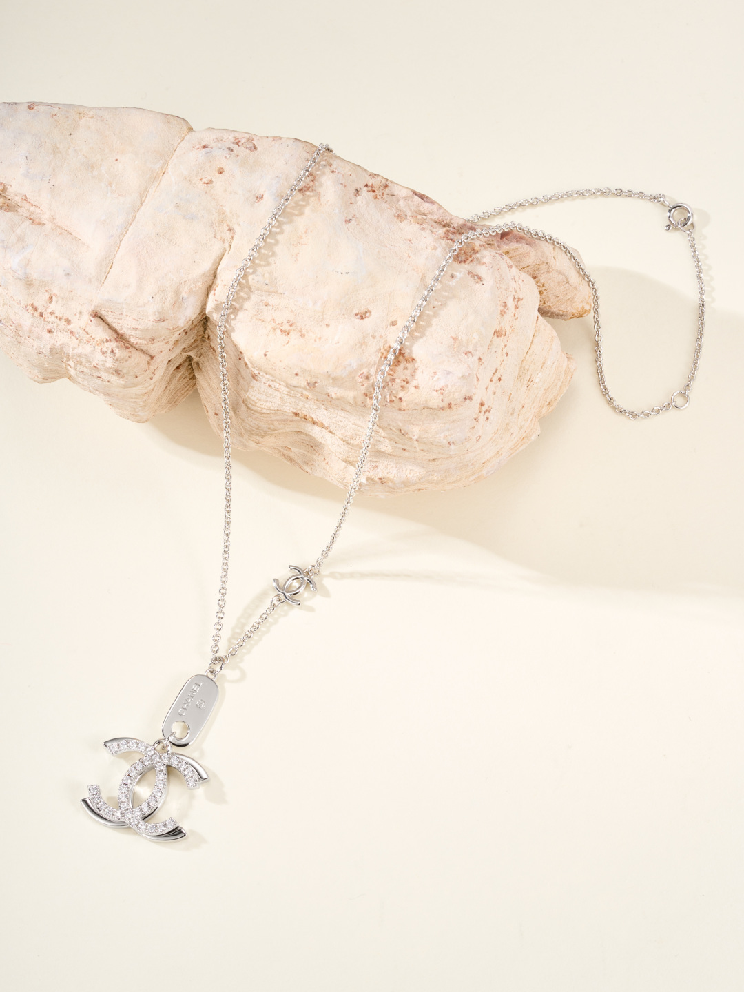Chanel 三色水鑽 CC 項鍊 A貨 女款 經典雙C設計 百搭精品風| 10 Chanel 三色水鑽 CC 項鍊 A貨 女款 經典雙C設計 百搭精品風