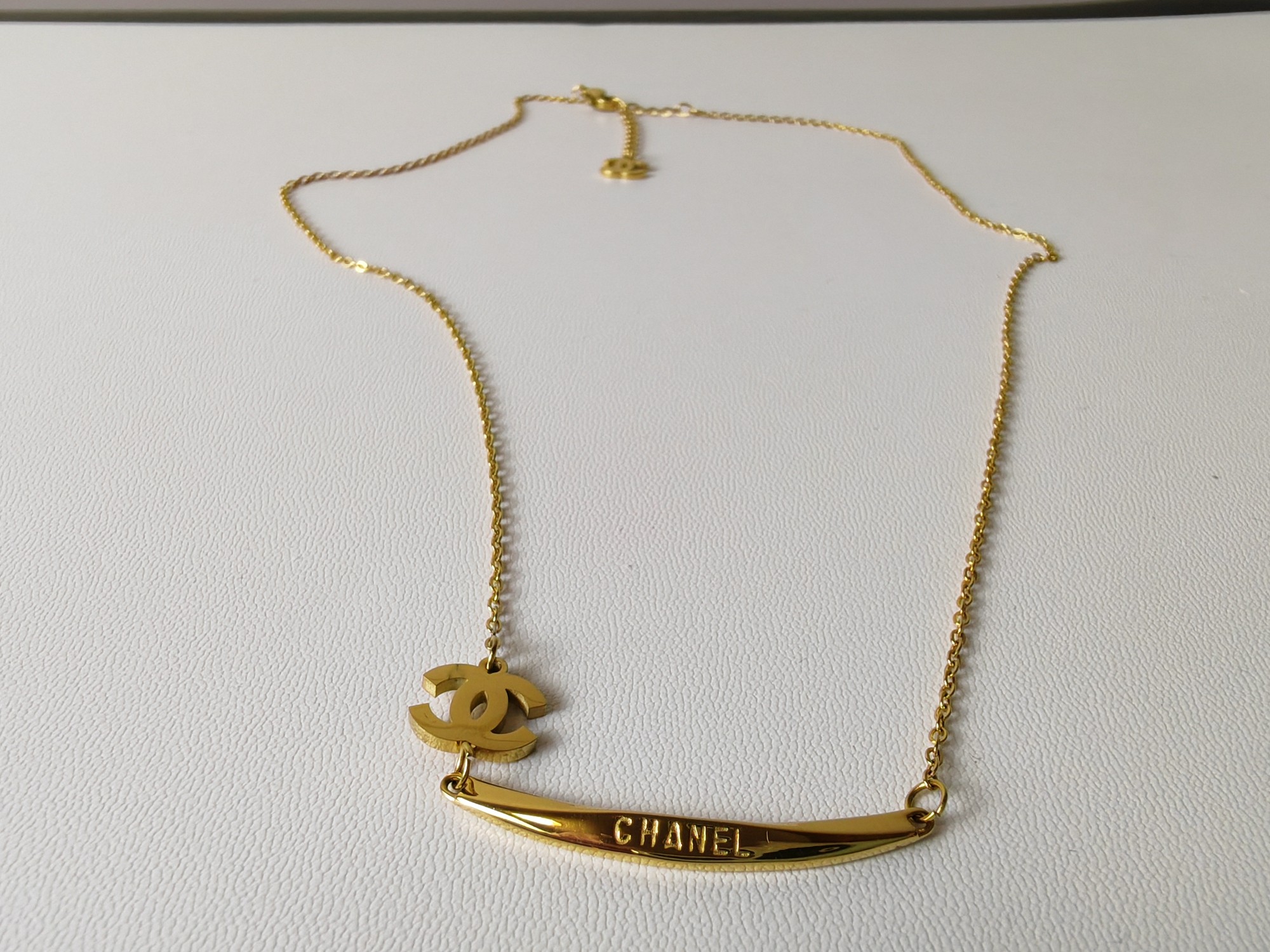 Chanel 小彎管 LOGO 項鍊 一比一 女款 金色簡約線條 氣質百搭| 8 Chanel 小彎管 LOGO 項鍊 一比一 女款 金色簡約線條 氣質百搭
