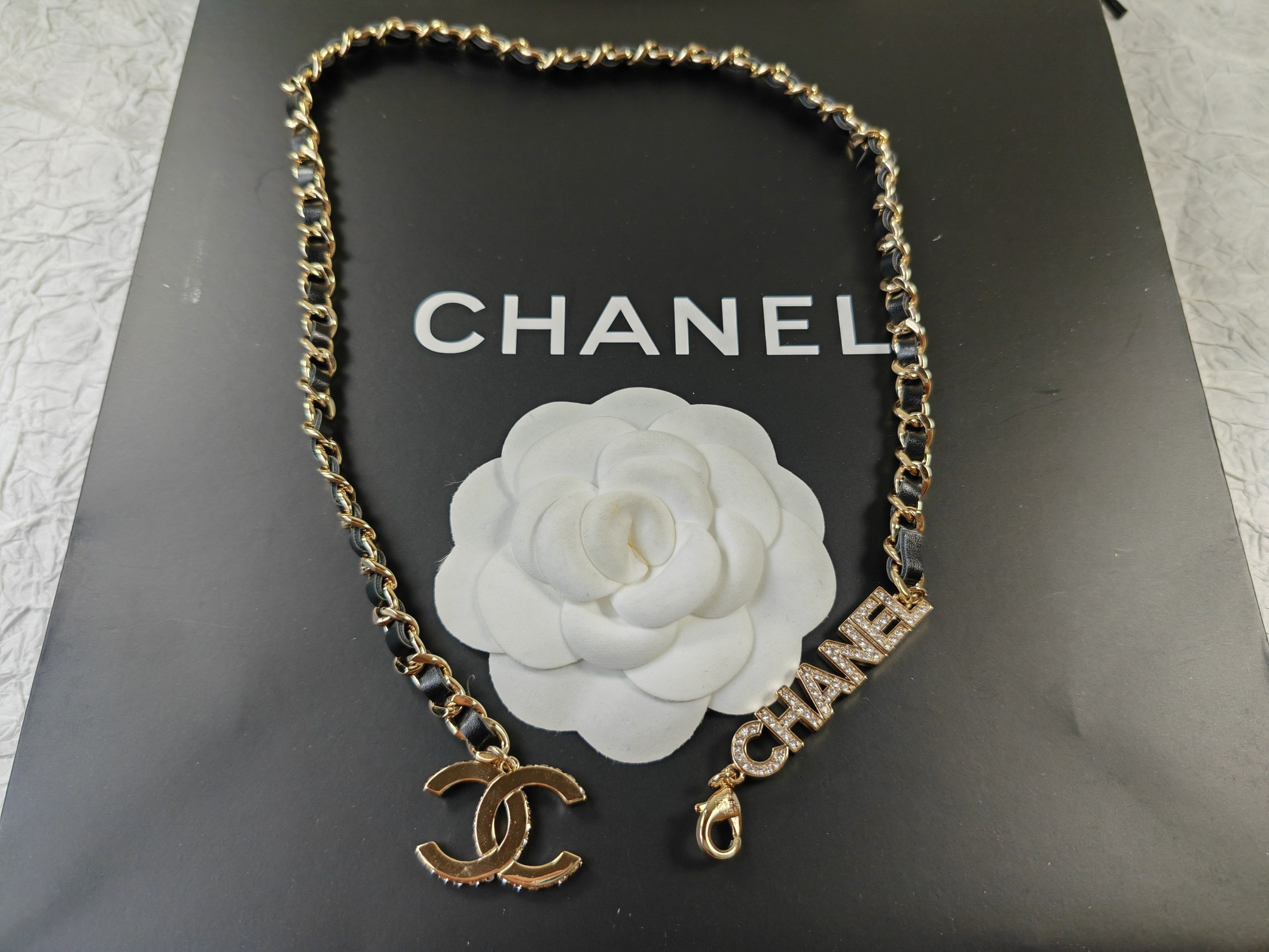 CHANEL 高仿黑皮穿鏈細緻鎖骨鏈|金屬香奈兒字母點綴質感飾品| 8 CHANEL 高仿黑皮穿鏈細緻鎖骨鏈|金屬香奈兒字母點綴質感飾品
