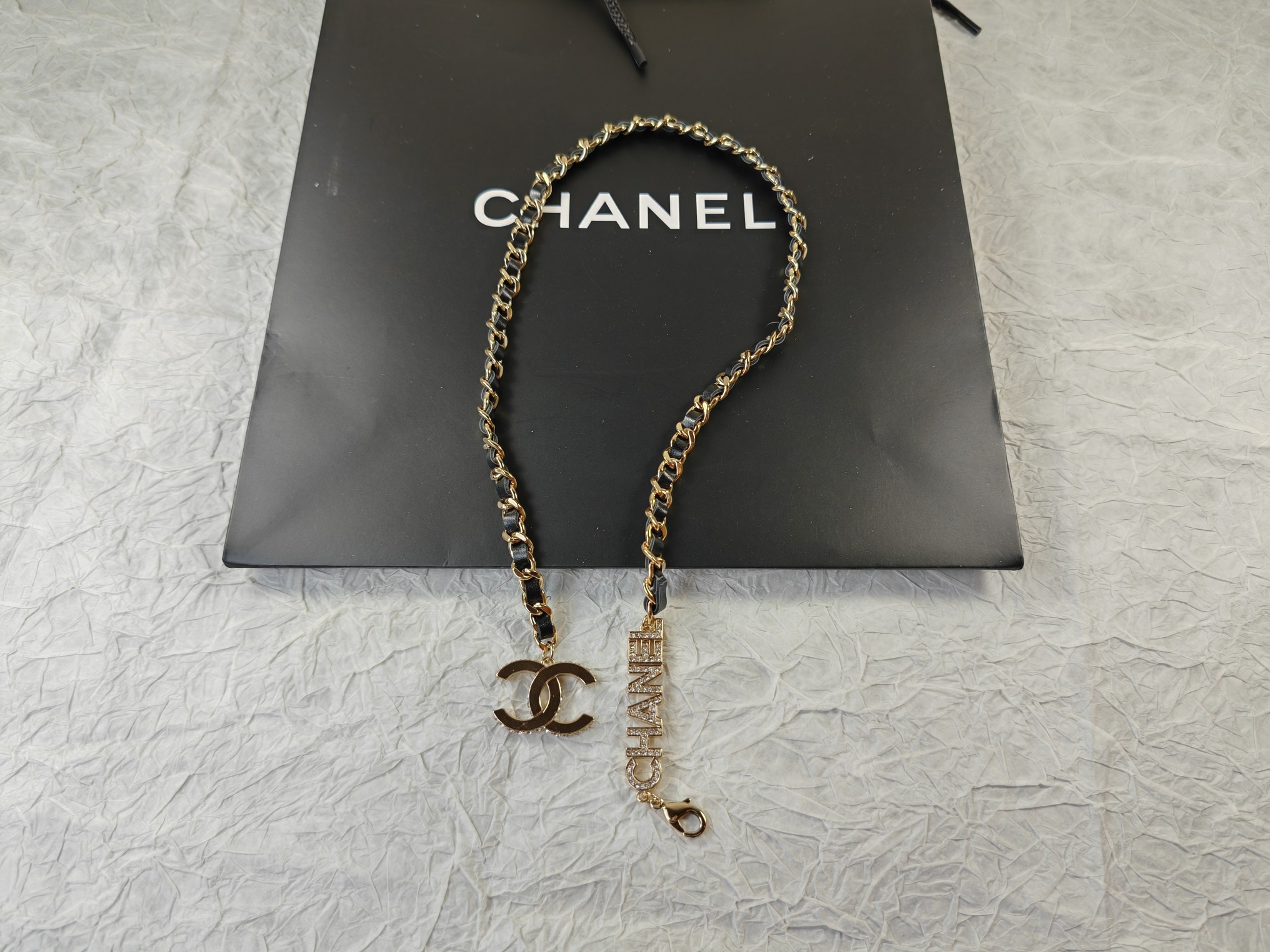 CHANEL 高仿黑皮穿鏈細緻鎖骨鏈|金屬香奈兒字母點綴質感飾品| 7 CHANEL 高仿黑皮穿鏈細緻鎖骨鏈|金屬香奈兒字母點綴質感飾品
