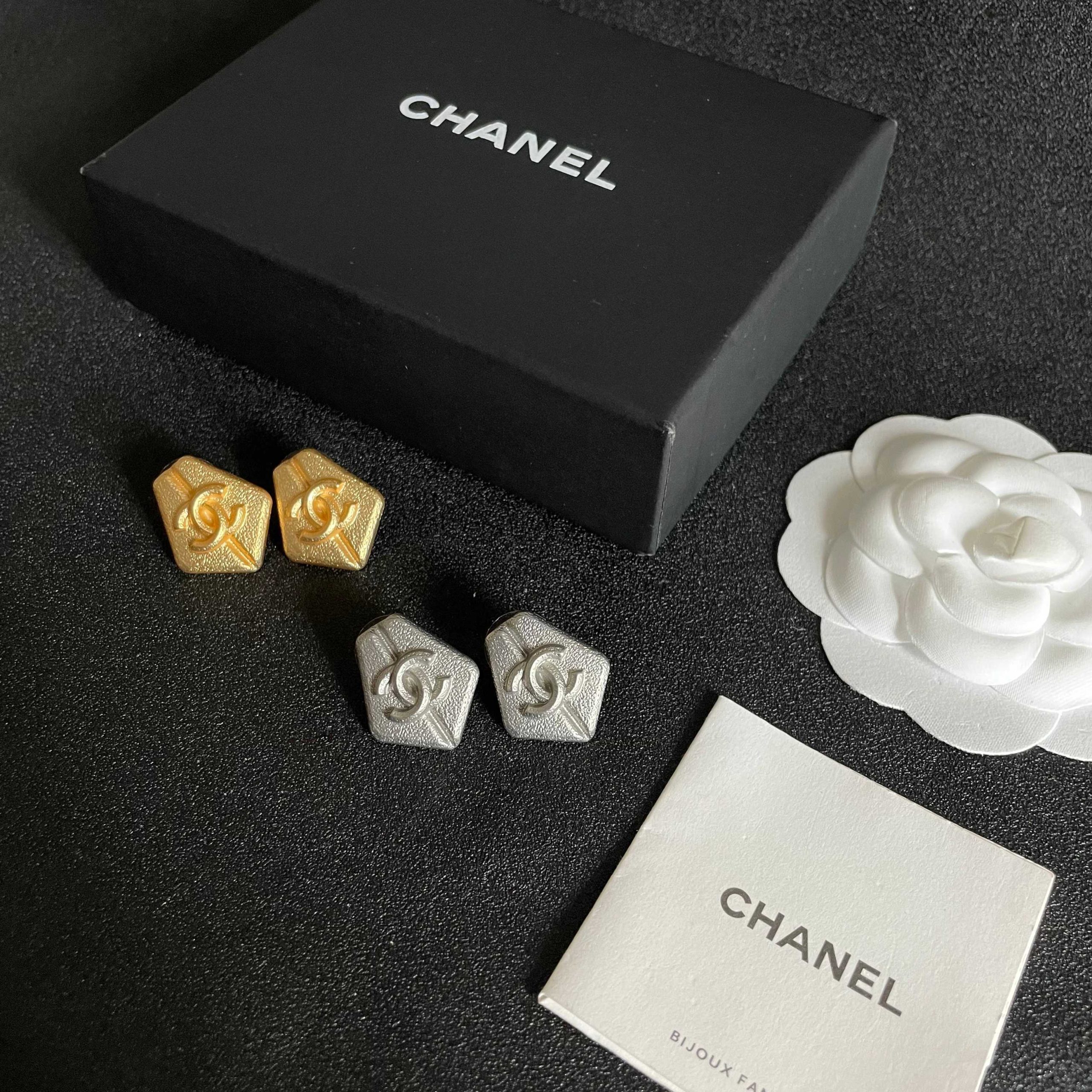 CHANEL 一比一銀色六角立體耳環|低調霧面雙C徽章復古風耳飾| 12 CHANEL 一比一銀色六角立體耳環|低調霧面雙C徽章復古風耳飾