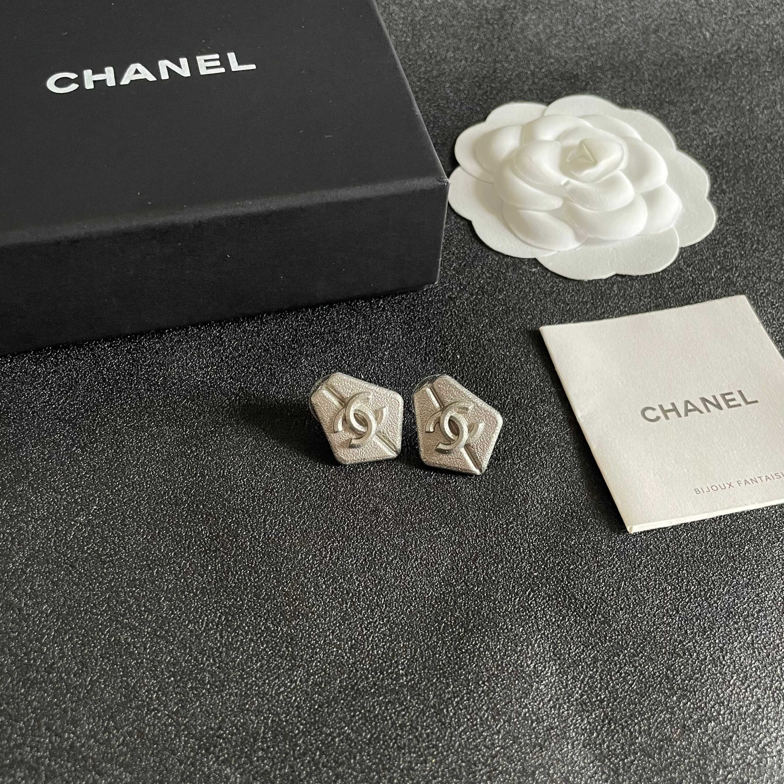 CHANEL 一比一銀色六角立體耳環|低調霧面雙C徽章復古風耳飾| 11 CHANEL 一比一銀色六角立體耳環|低調霧面雙C徽章復古風耳飾