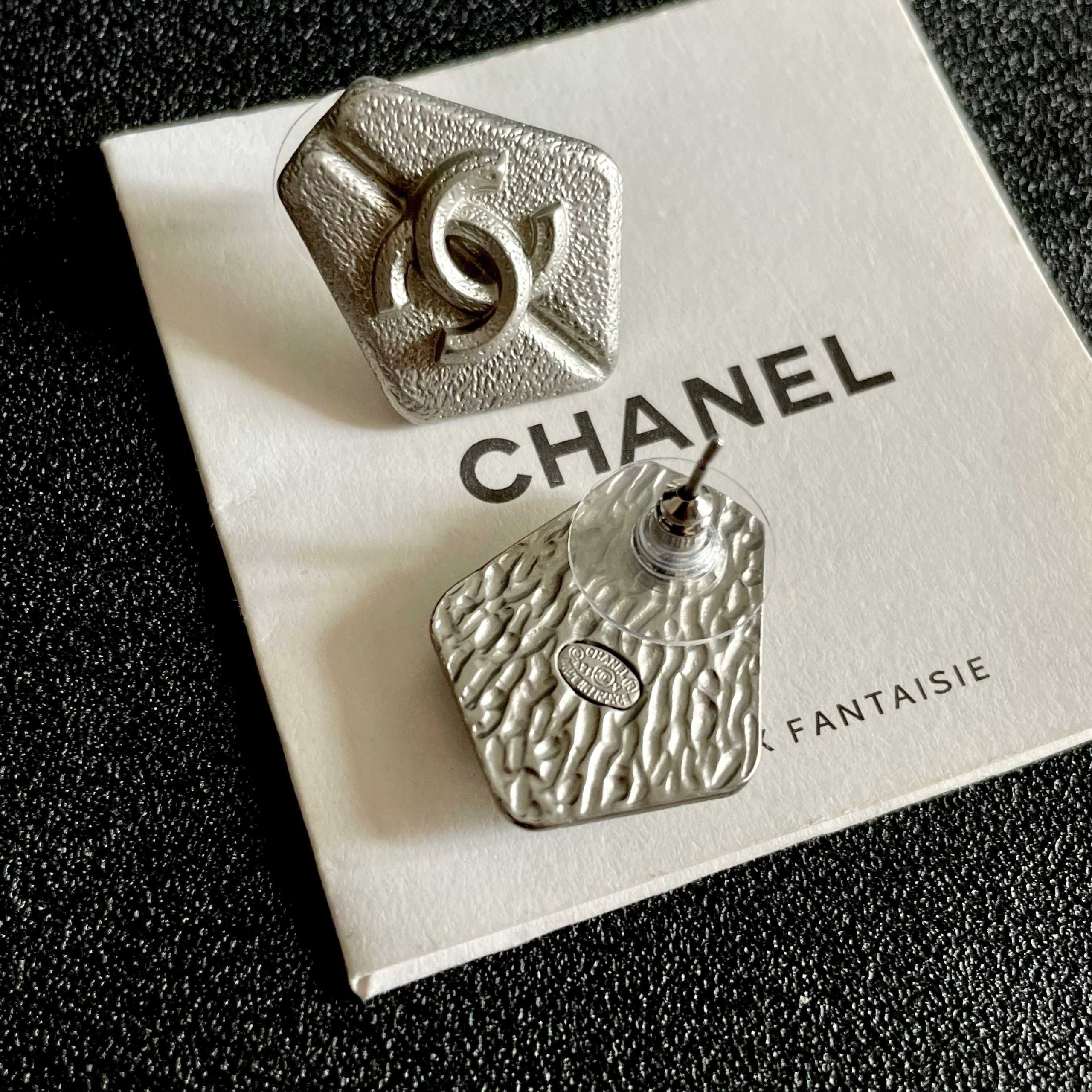 CHANEL 一比一銀色六角立體耳環|低調霧面雙C徽章復古風耳飾| 10 CHANEL 一比一銀色六角立體耳環|低調霧面雙C徽章復古風耳飾