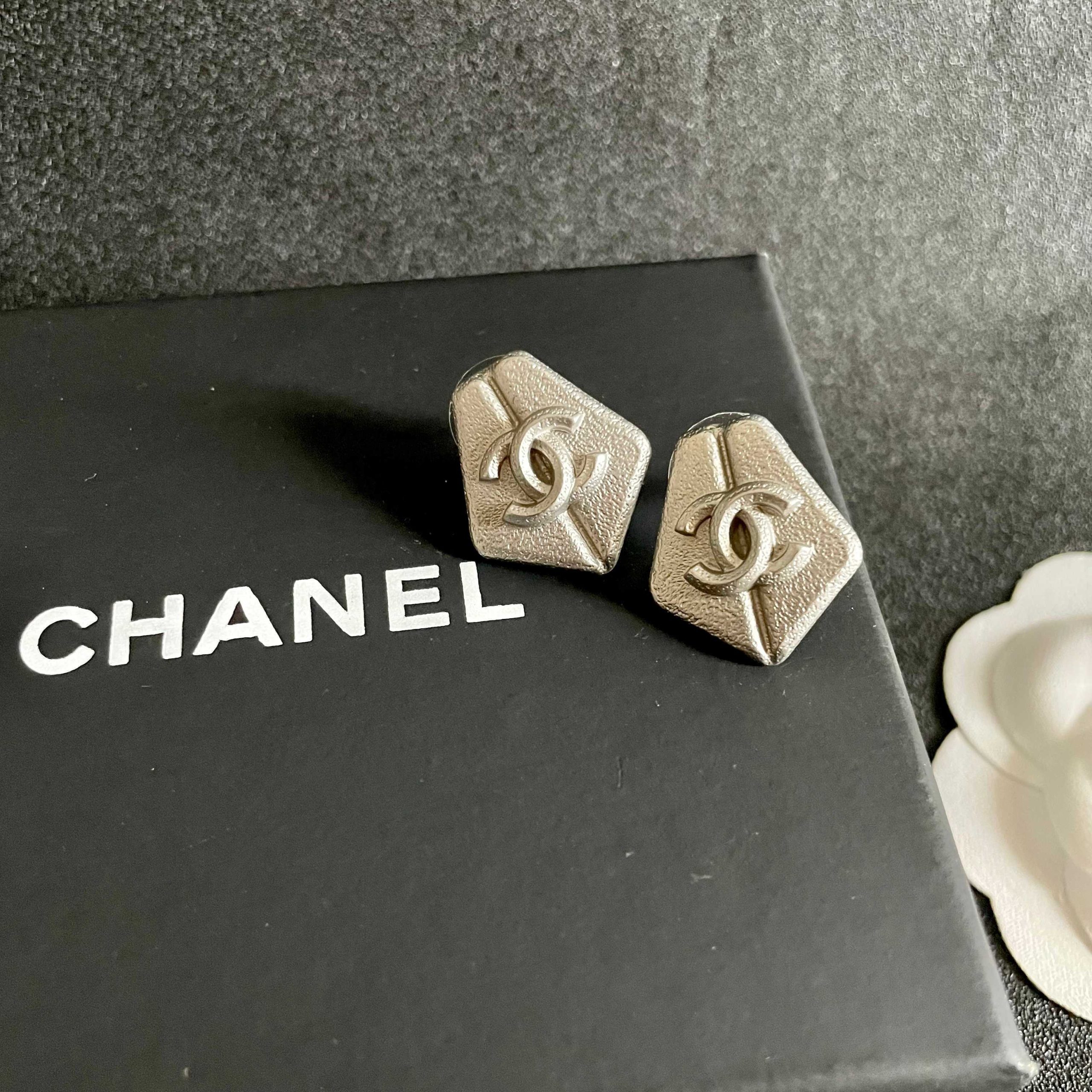 CHANEL 一比一銀色六角立體耳環|低調霧面雙C徽章復古風耳飾| 7 CHANEL 一比一銀色六角立體耳環|低調霧面雙C徽章復古風耳飾
