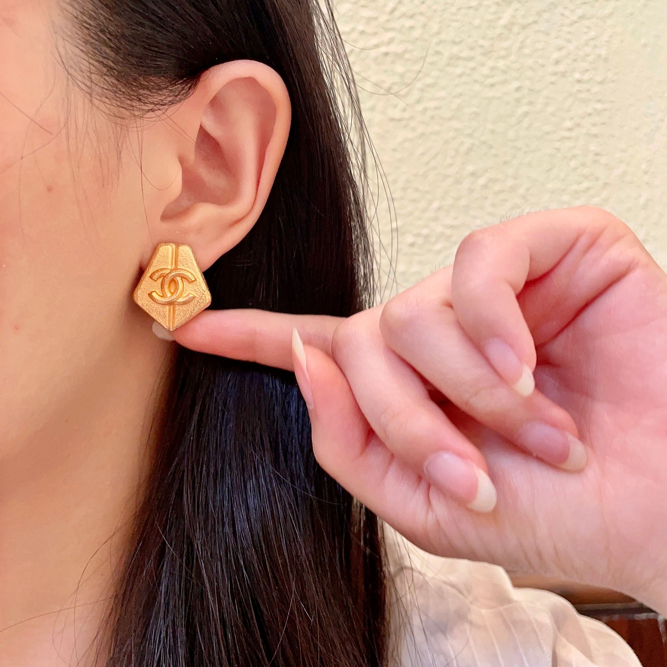 CHANEL 原單金色六角浮刻雙C耳環|復古霧金質感立體耳飾| 14 CHANEL 原單金色六角浮刻雙C耳環|復古霧金質感立體耳飾