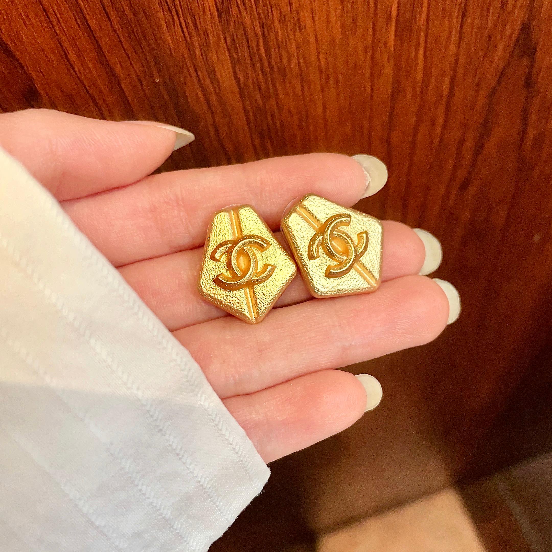 CHANEL 原單金色六角浮刻雙C耳環|復古霧金質感立體耳飾| 12 CHANEL 原單金色六角浮刻雙C耳環|復古霧金質感立體耳飾