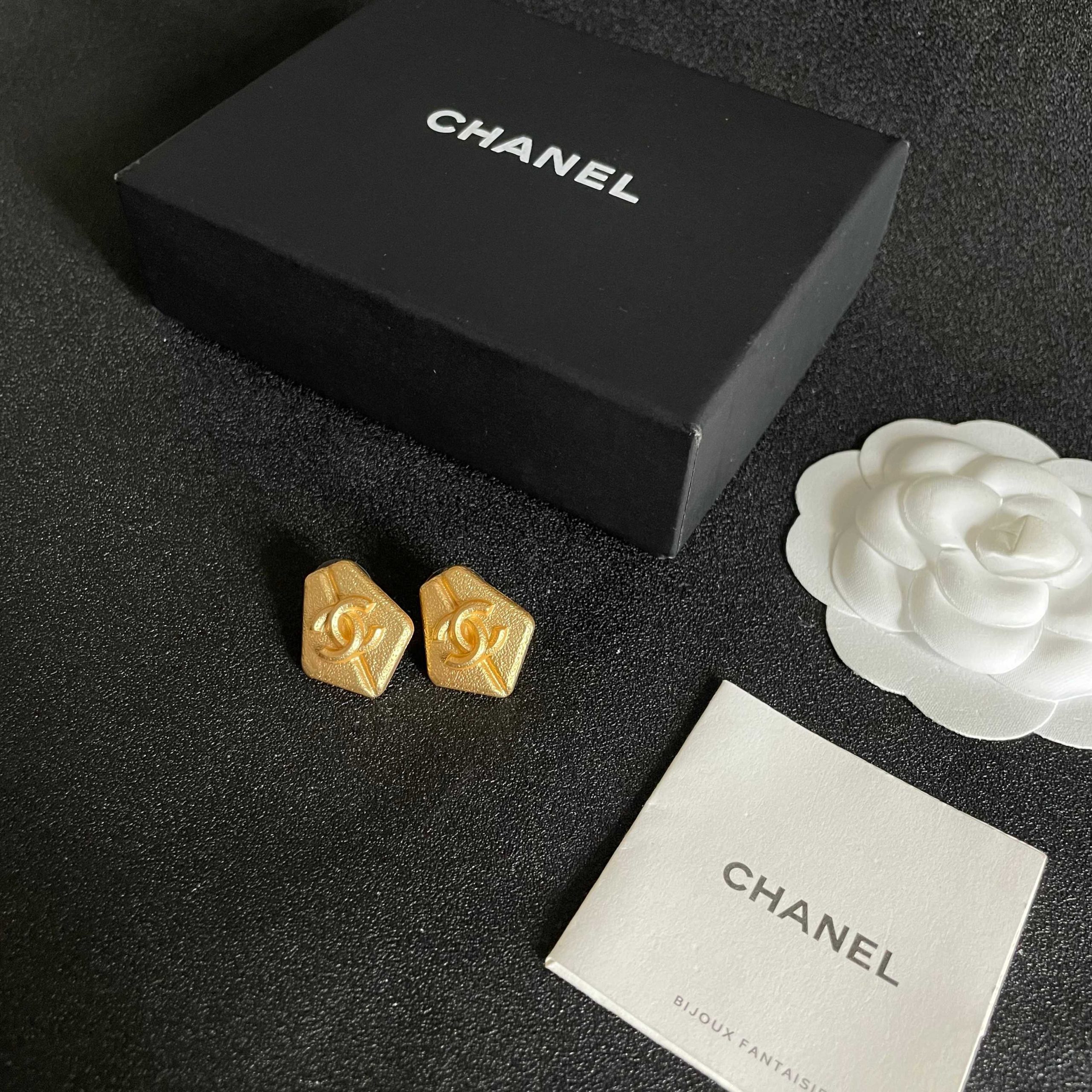 CHANEL 原單金色六角浮刻雙C耳環|復古霧金質感立體耳飾| 11 CHANEL 原單金色六角浮刻雙C耳環|復古霧金質感立體耳飾
