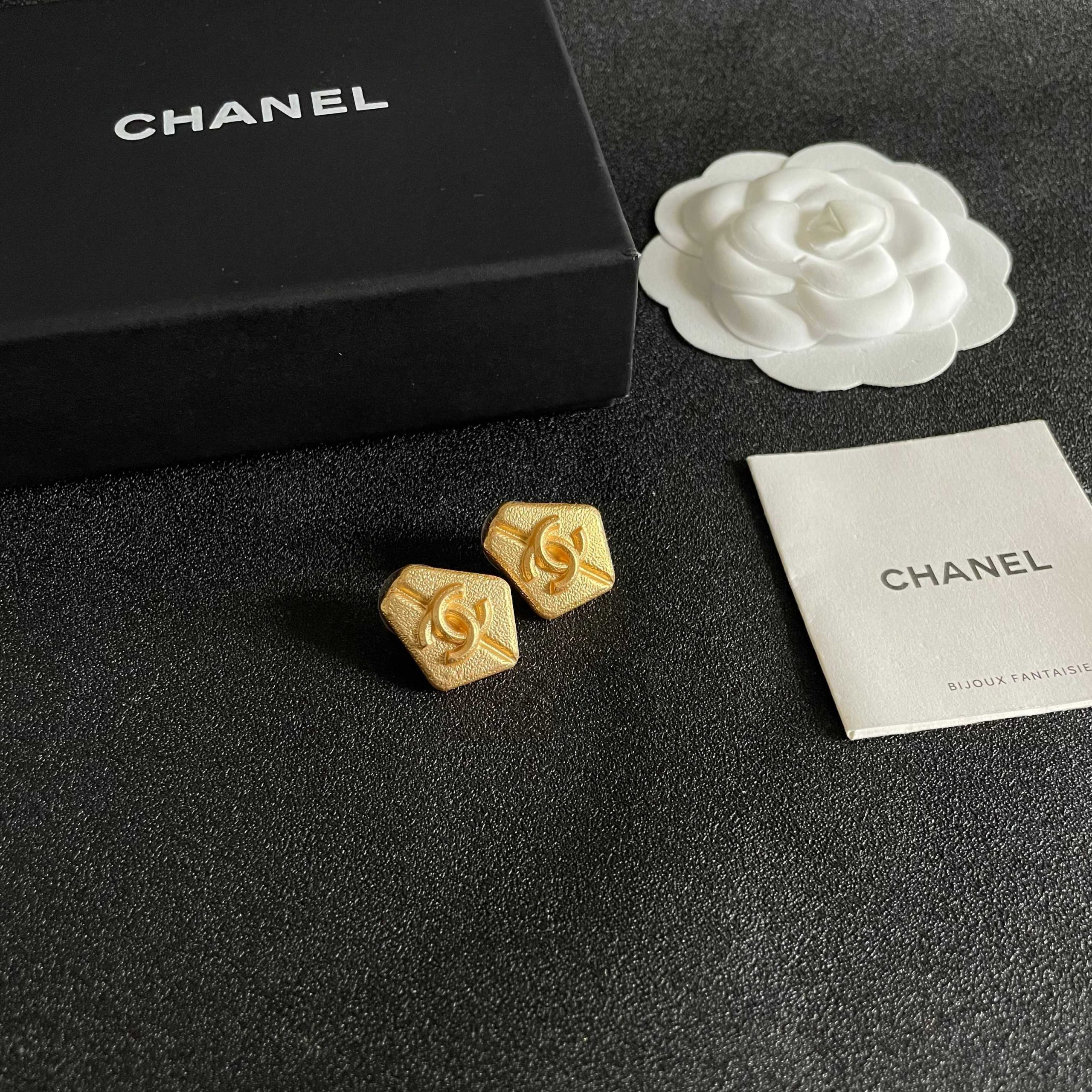 CHANEL 原單金色六角浮刻雙C耳環|復古霧金質感立體耳飾| 10 CHANEL 原單金色六角浮刻雙C耳環|復古霧金質感立體耳飾