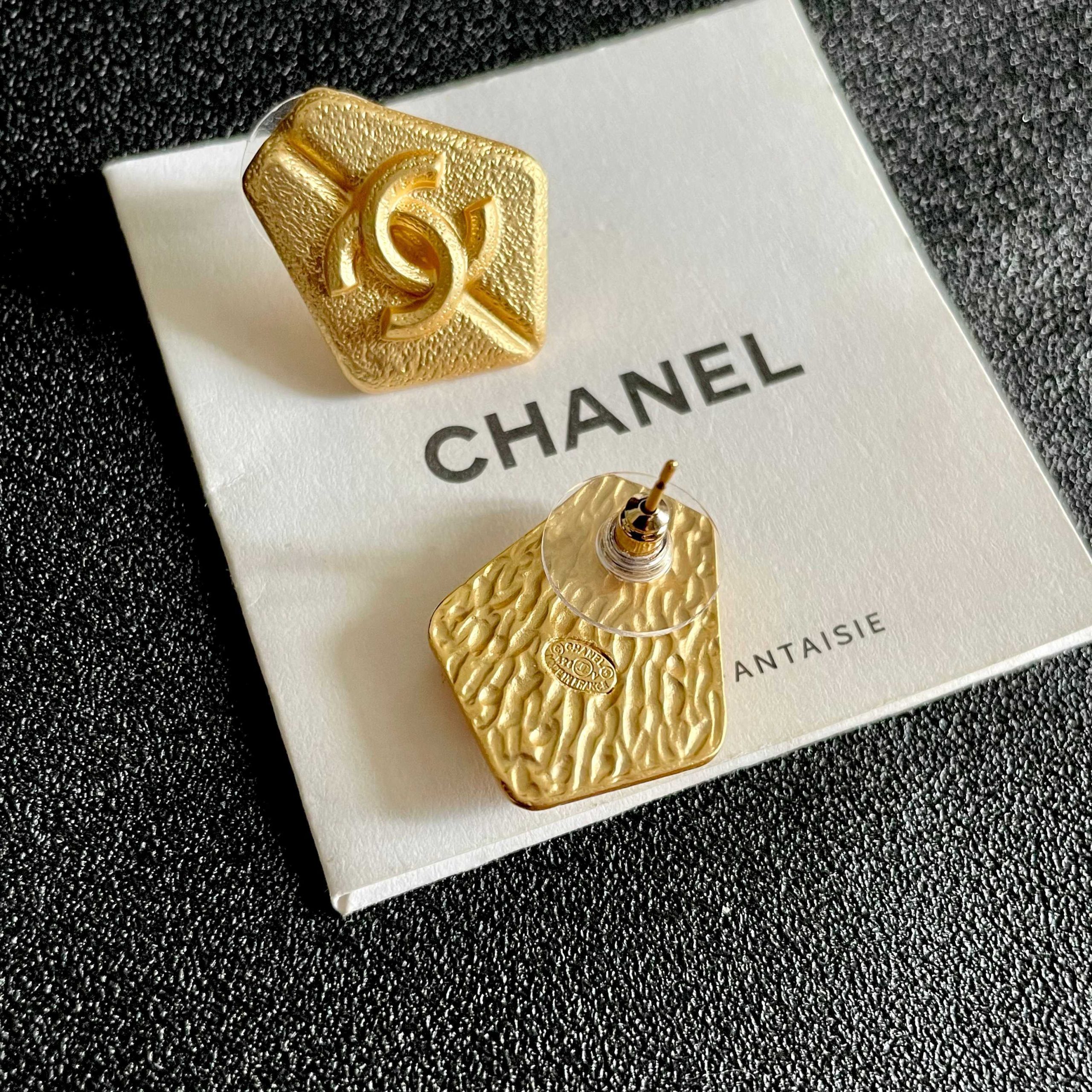 CHANEL 原單金色六角浮刻雙C耳環|復古霧金質感立體耳飾| 9 CHANEL 原單金色六角浮刻雙C耳環|復古霧金質感立體耳飾