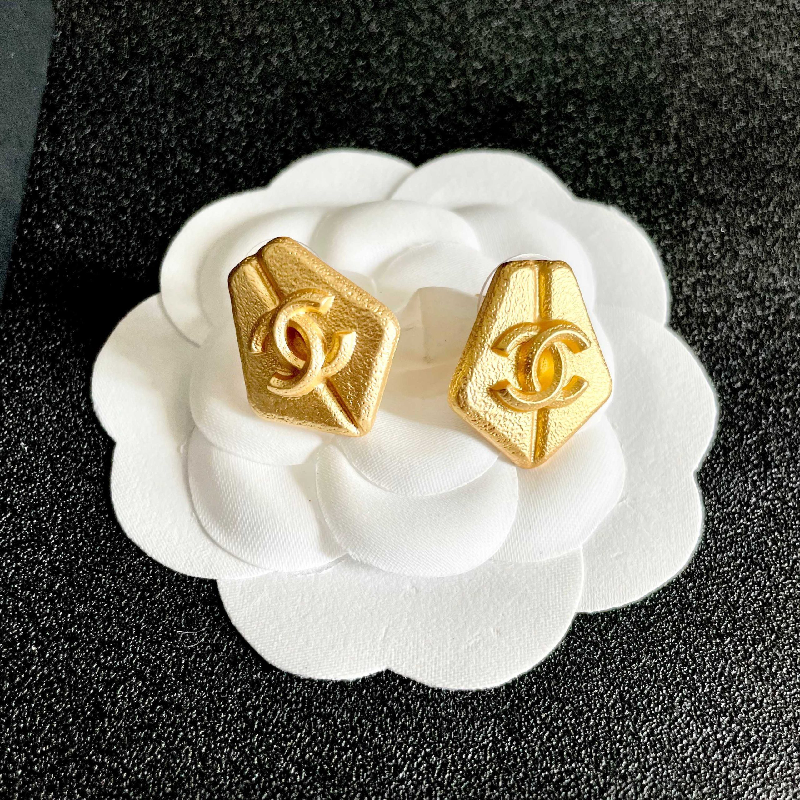 CHANEL 原單金色六角浮刻雙C耳環|復古霧金質感立體耳飾| 8 CHANEL 原單金色六角浮刻雙C耳環|復古霧金質感立體耳飾