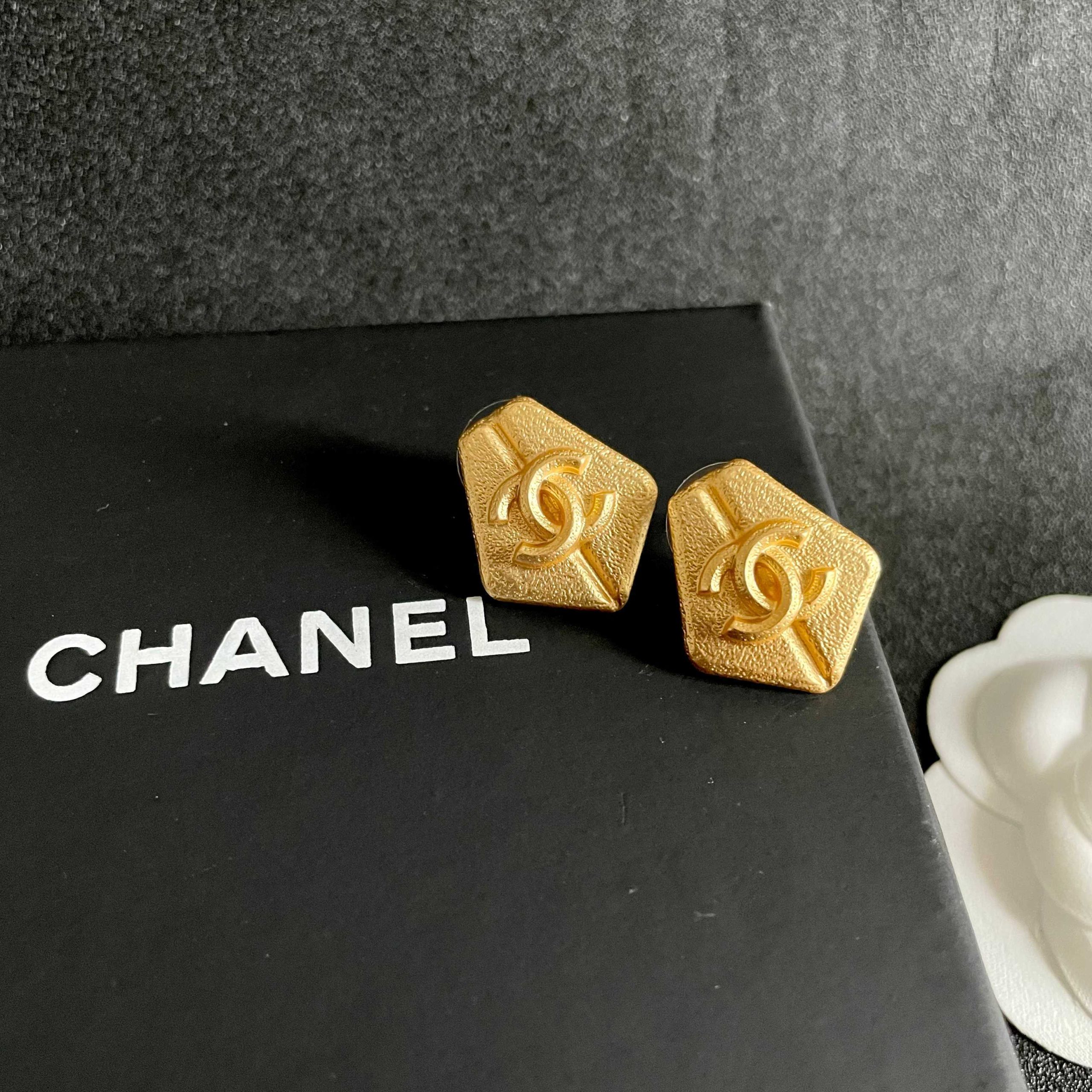 CHANEL 原單金色六角浮刻雙C耳環|復古霧金質感立體耳飾| 7 CHANEL 原單金色六角浮刻雙C耳環|復古霧金質感立體耳飾