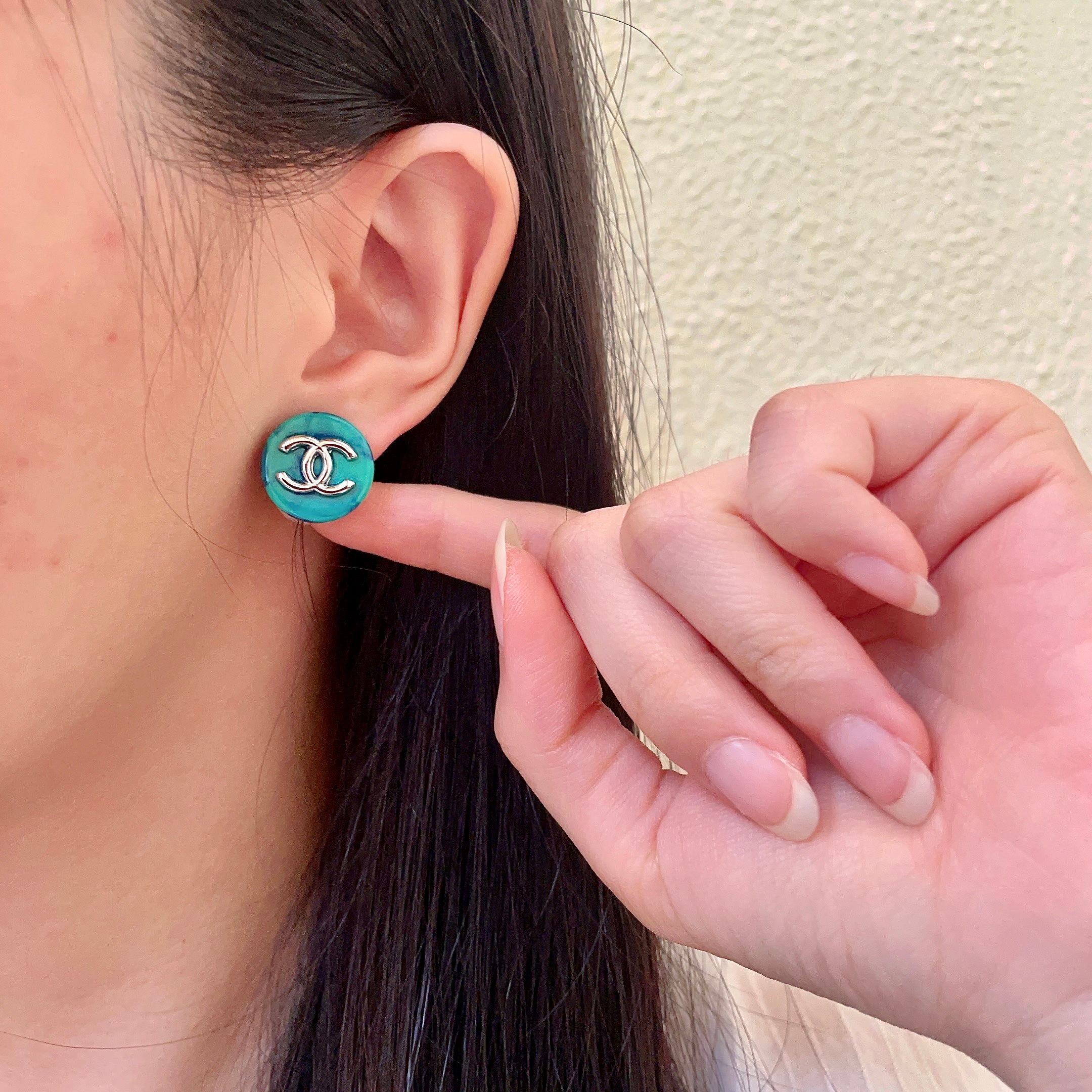 CHANEL A貨藍綠大理石圓形耳環|立體雙C徽章個性耳飾| 14 CHANEL A貨藍綠大理石圓形耳環|立體雙C徽章個性耳飾