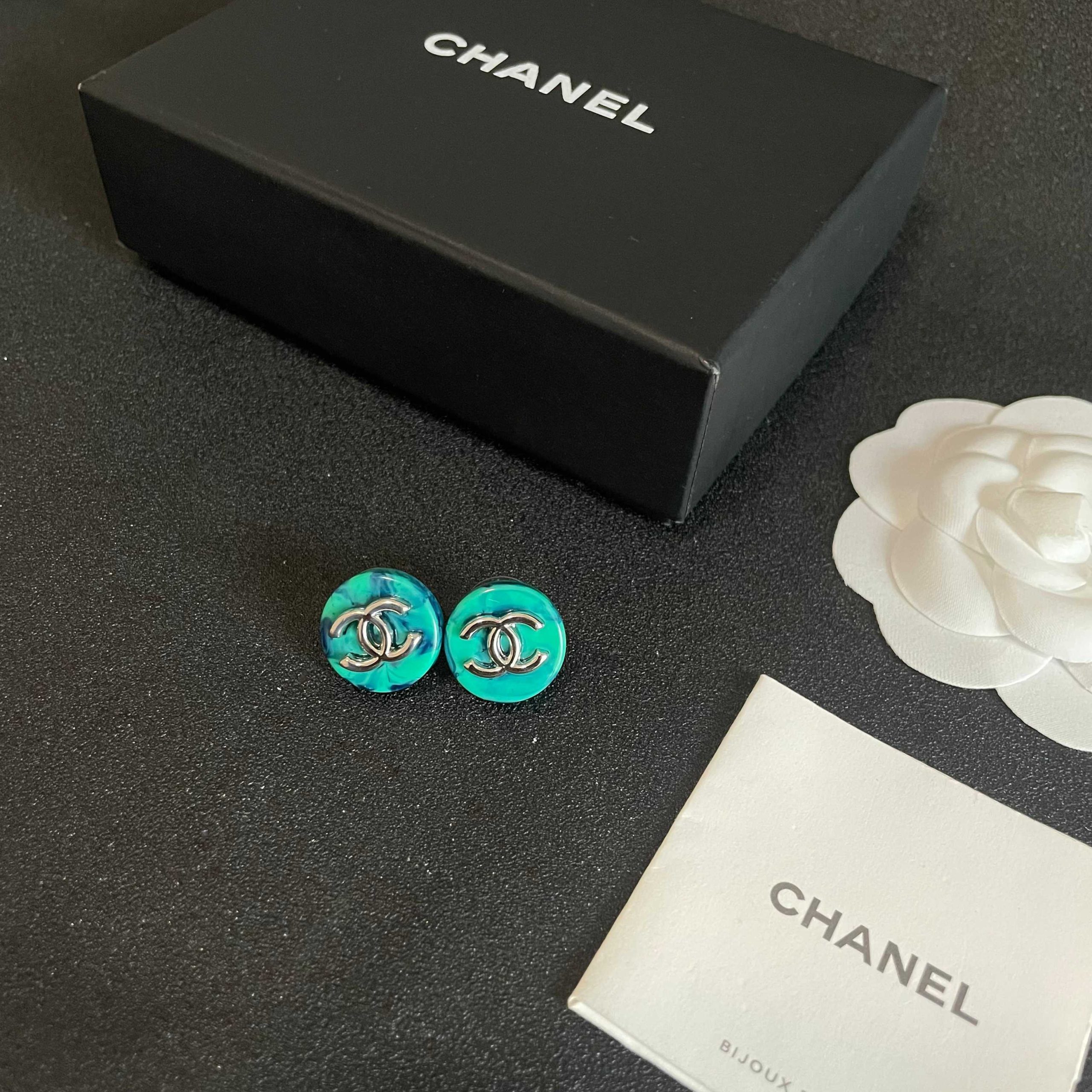 CHANEL A貨藍綠大理石圓形耳環|立體雙C徽章個性耳飾| 11 CHANEL A貨藍綠大理石圓形耳環|立體雙C徽章個性耳飾