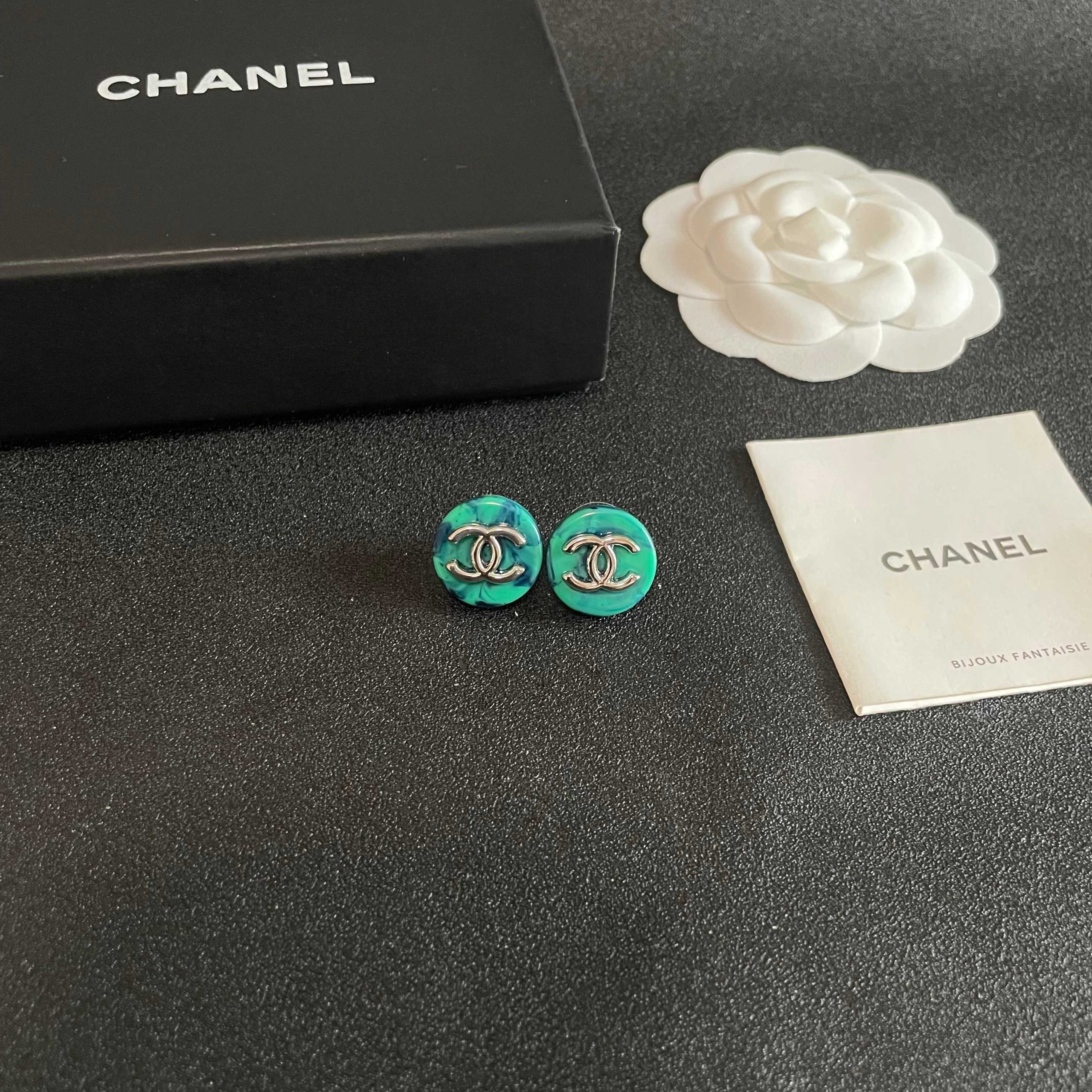 CHANEL A貨藍綠大理石圓形耳環|立體雙C徽章個性耳飾| 10 CHANEL A貨藍綠大理石圓形耳環|立體雙C徽章個性耳飾