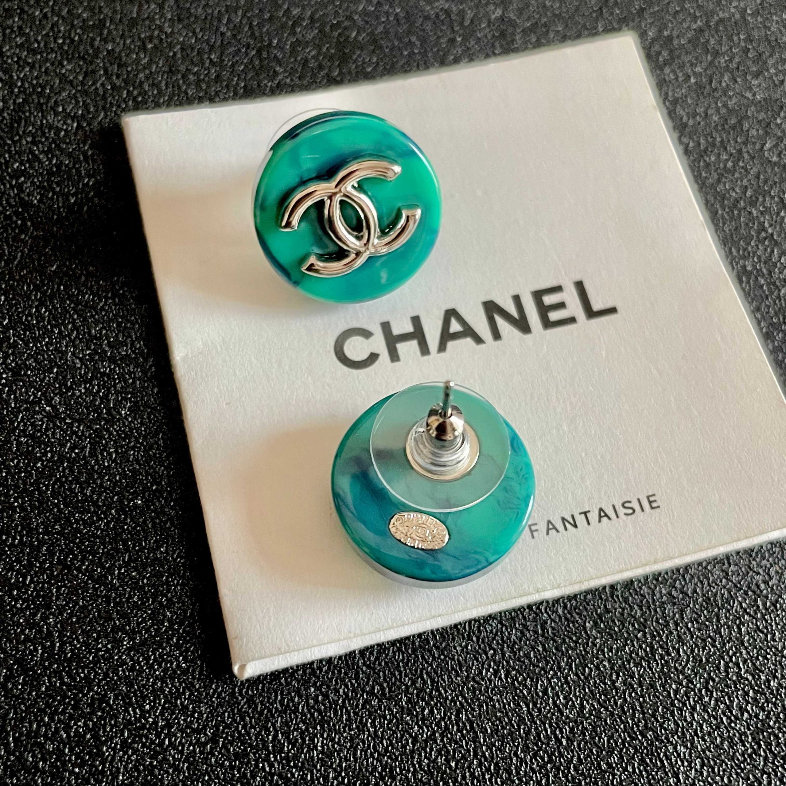 CHANEL A貨藍綠大理石圓形耳環|立體雙C徽章個性耳飾| 9 CHANEL A貨藍綠大理石圓形耳環|立體雙C徽章個性耳飾