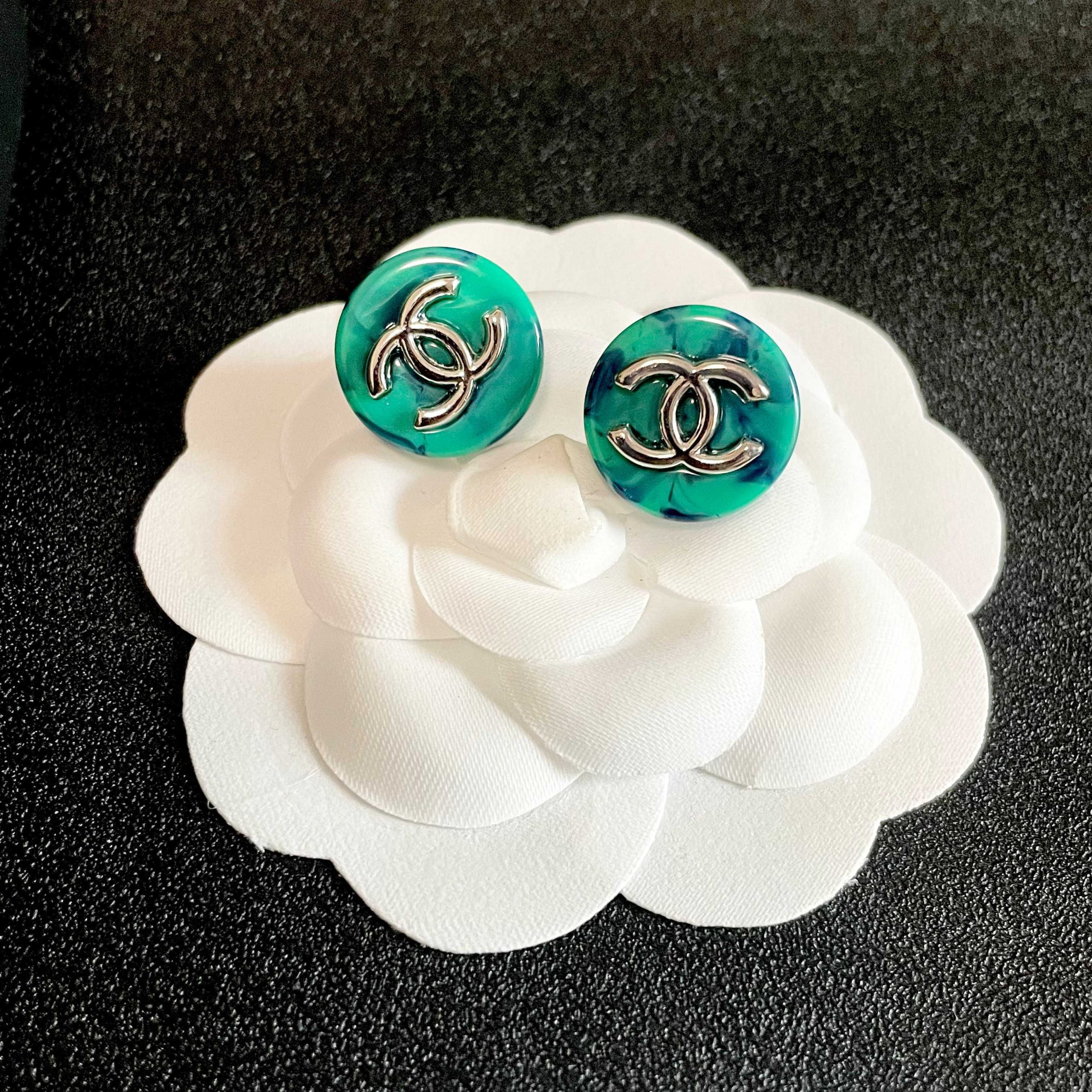 CHANEL A貨藍綠大理石圓形耳環|立體雙C徽章個性耳飾| 8 CHANEL A貨藍綠大理石圓形耳環|立體雙C徽章個性耳飾
