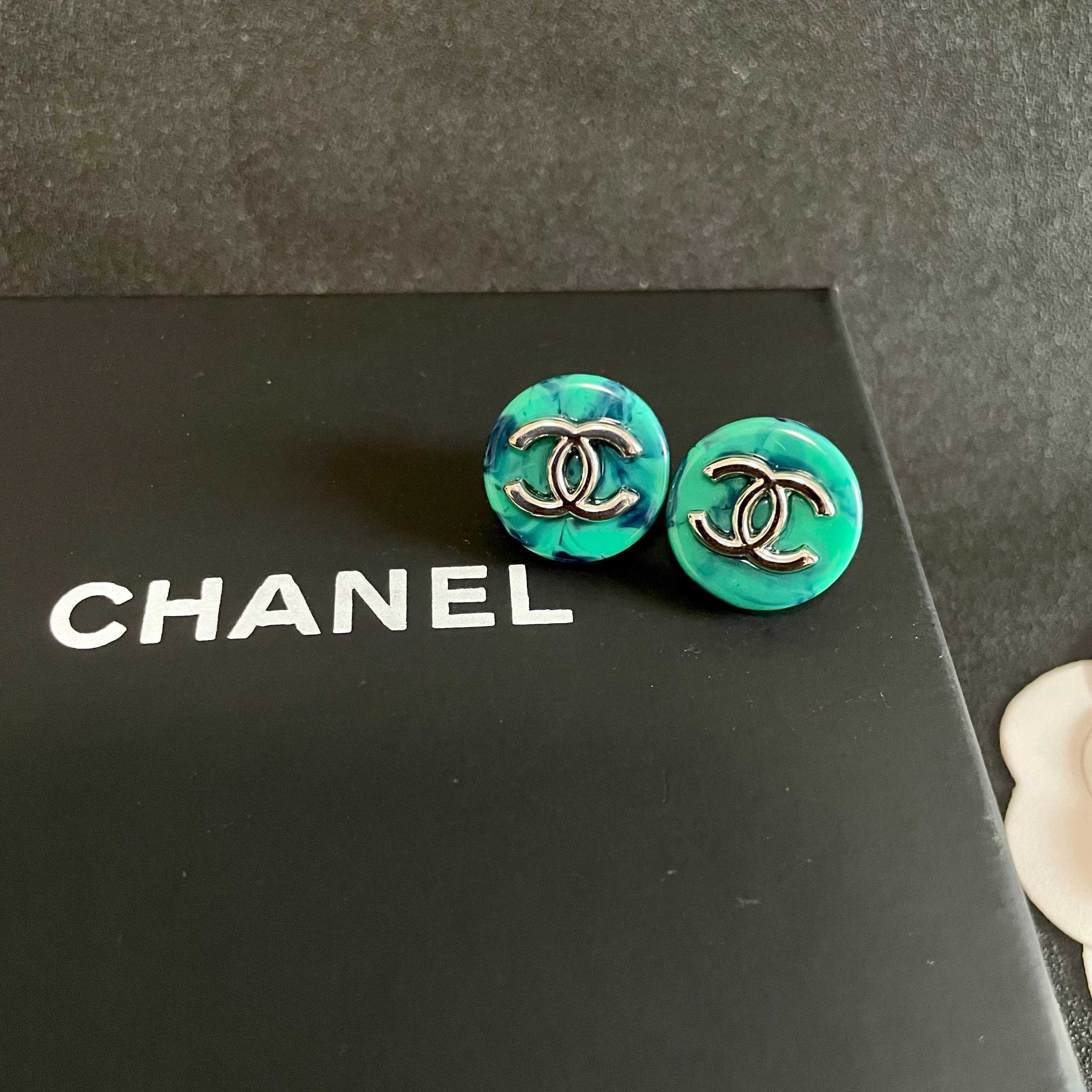 CHANEL A貨藍綠大理石圓形耳環|立體雙C徽章個性耳飾| 7 CHANEL A貨藍綠大理石圓形耳環|立體雙C徽章個性耳飾