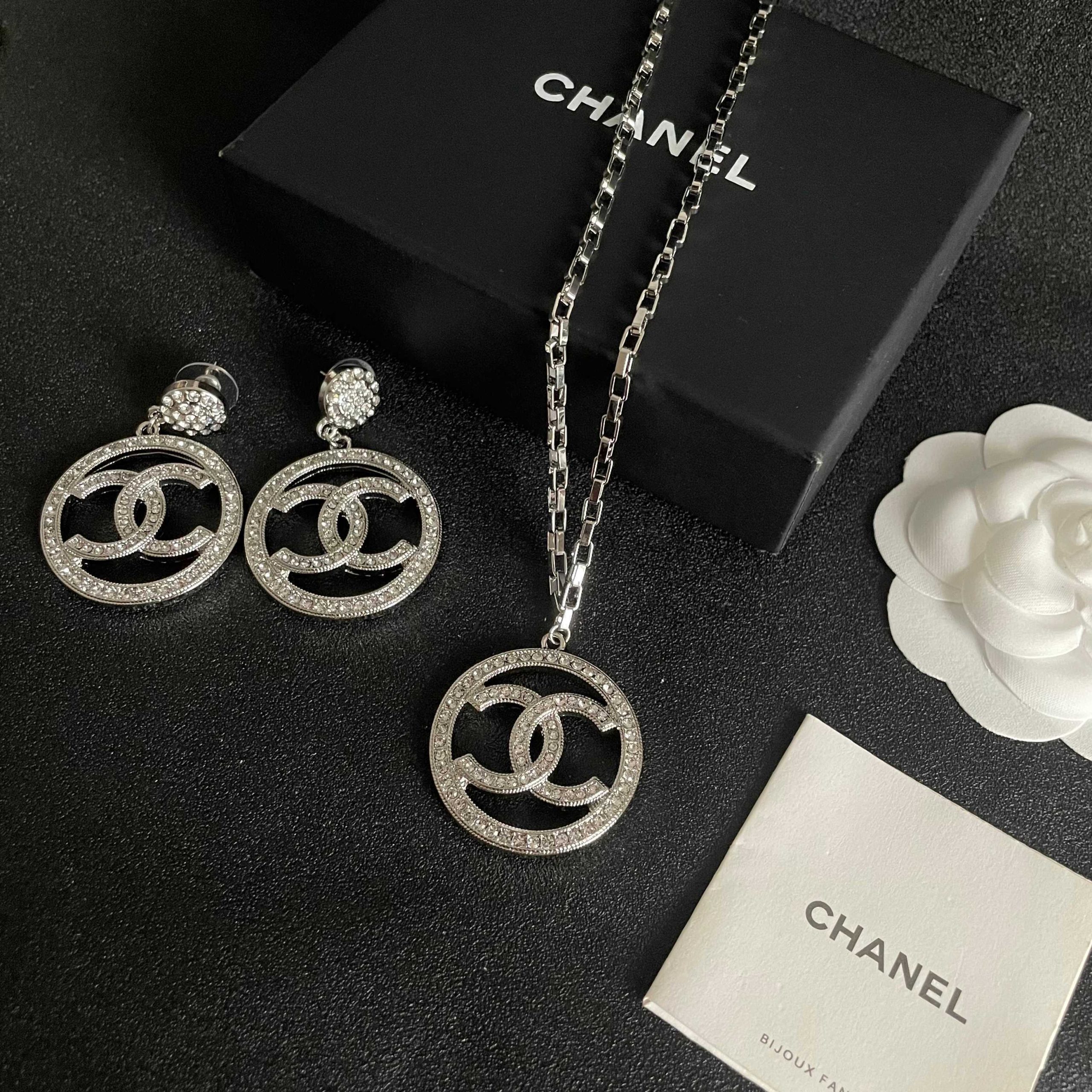 CHANEL 高仿銀色水鑽大圓雙C吊墜耳環|高級華麗感耳飾| 15 CHANEL 高仿銀色水鑽大圓雙C吊墜耳環|高級華麗感耳飾